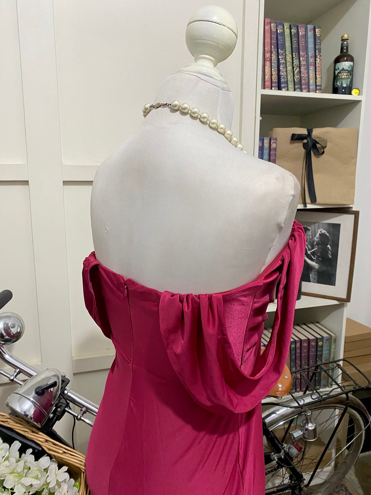 Isabela, vestido largo ajustado burdeos o tinto hombros descubiertos manga caída