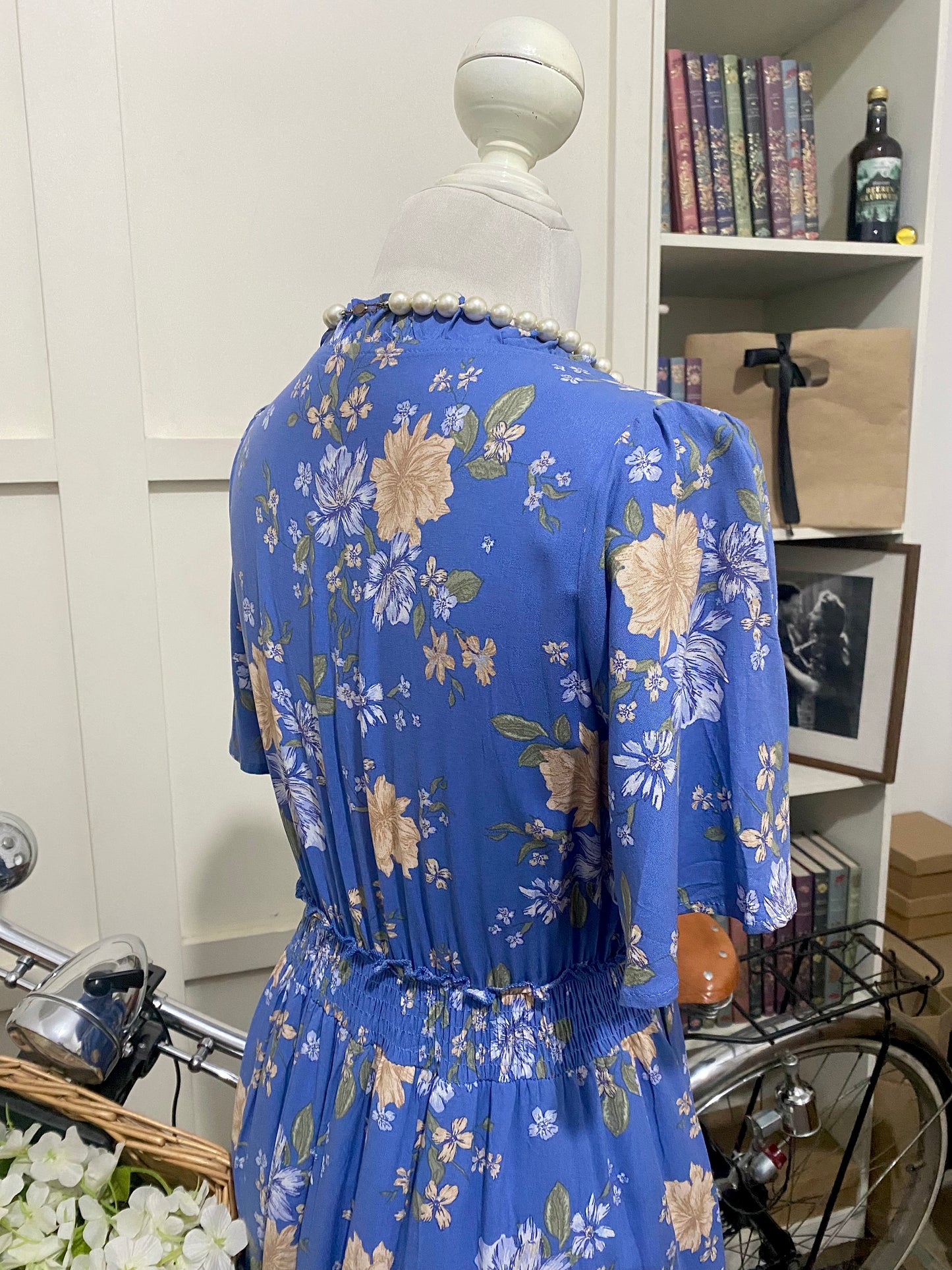 Vestido midi línea A azul flores manga corta