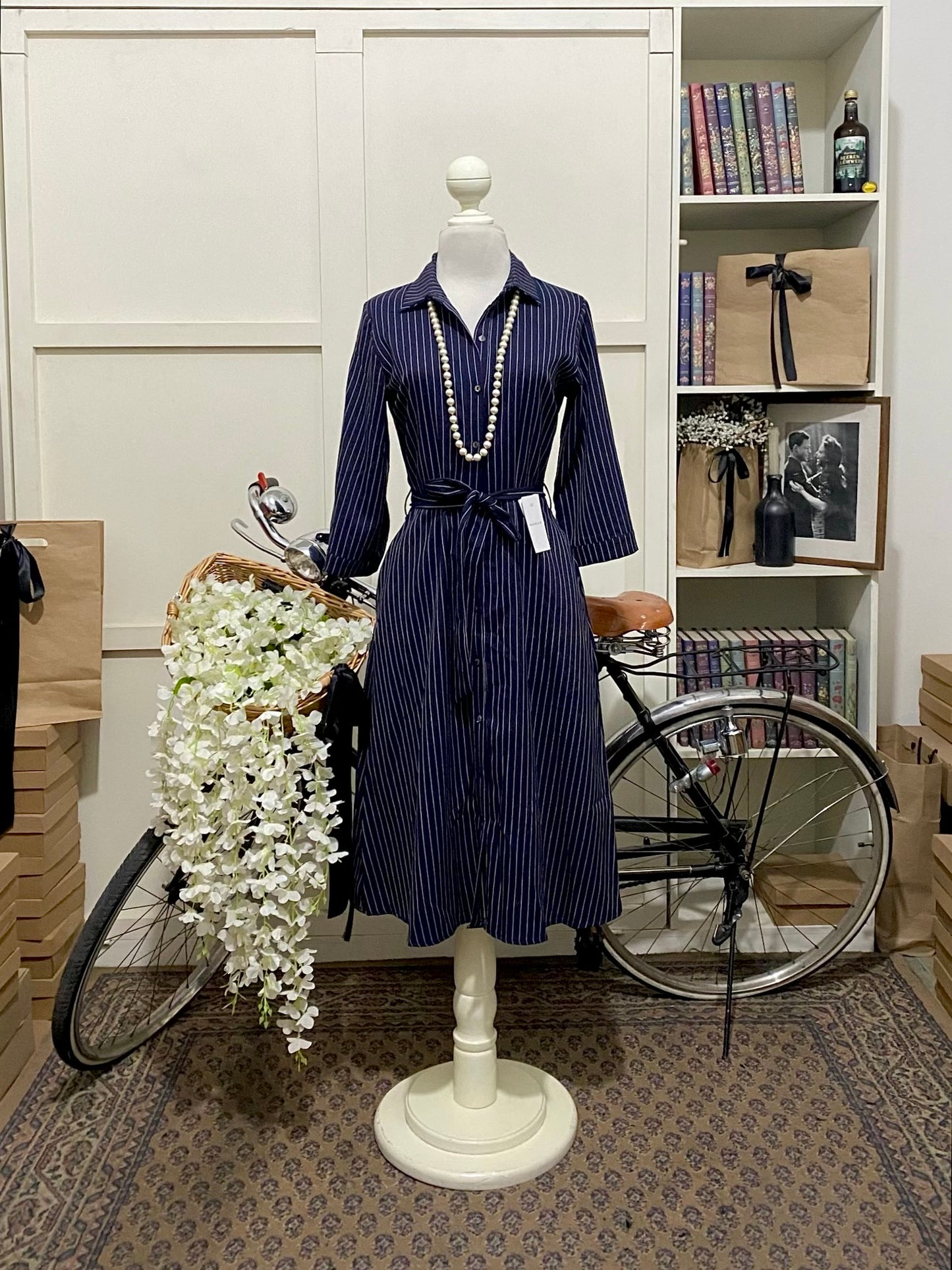 Vestido midi línea A azul marino líneas manga semi larga