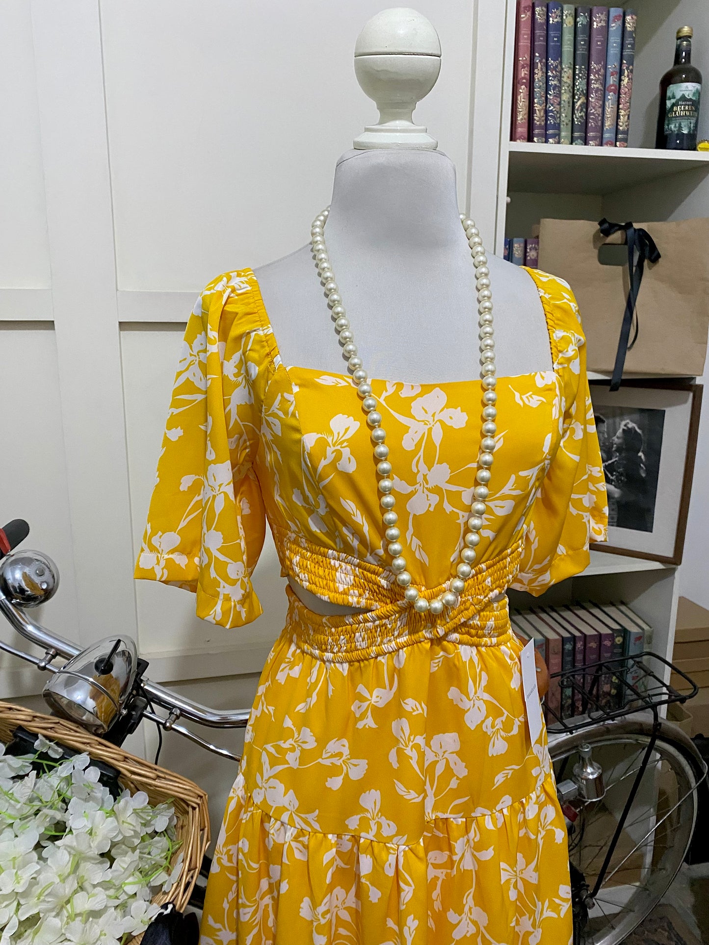Lilian, vestido midi línea A amarillo flores manga corta