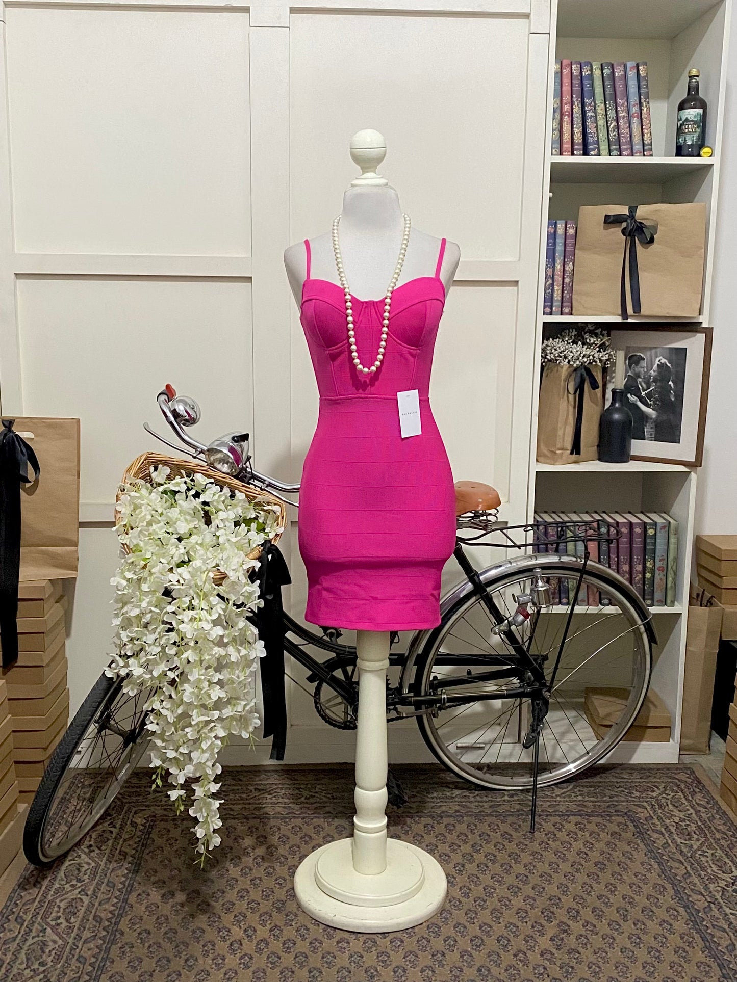 Indira, vestido corto ajustado fucsia tirantes