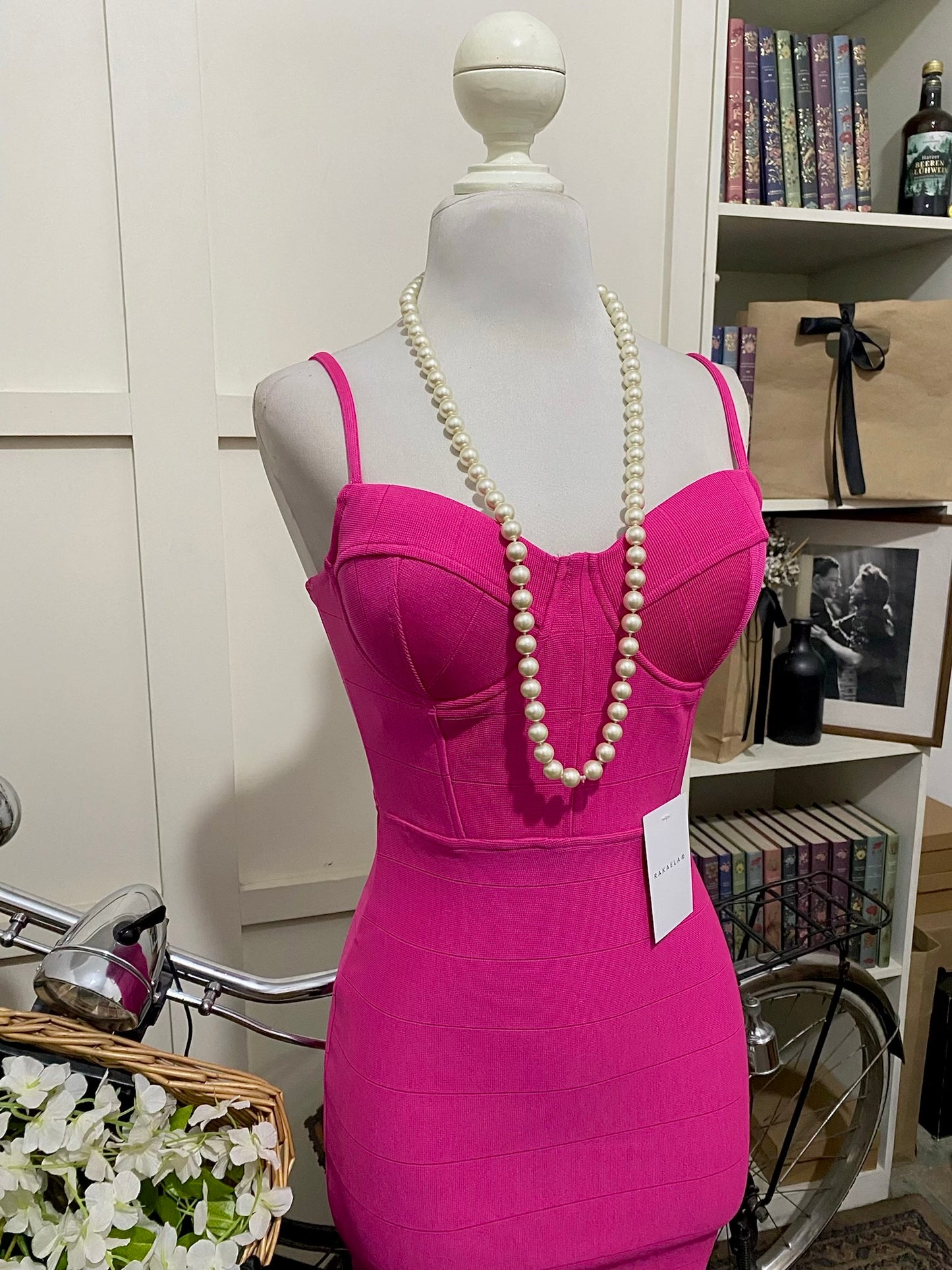 Indira, vestido corto ajustado fucsia tirantes