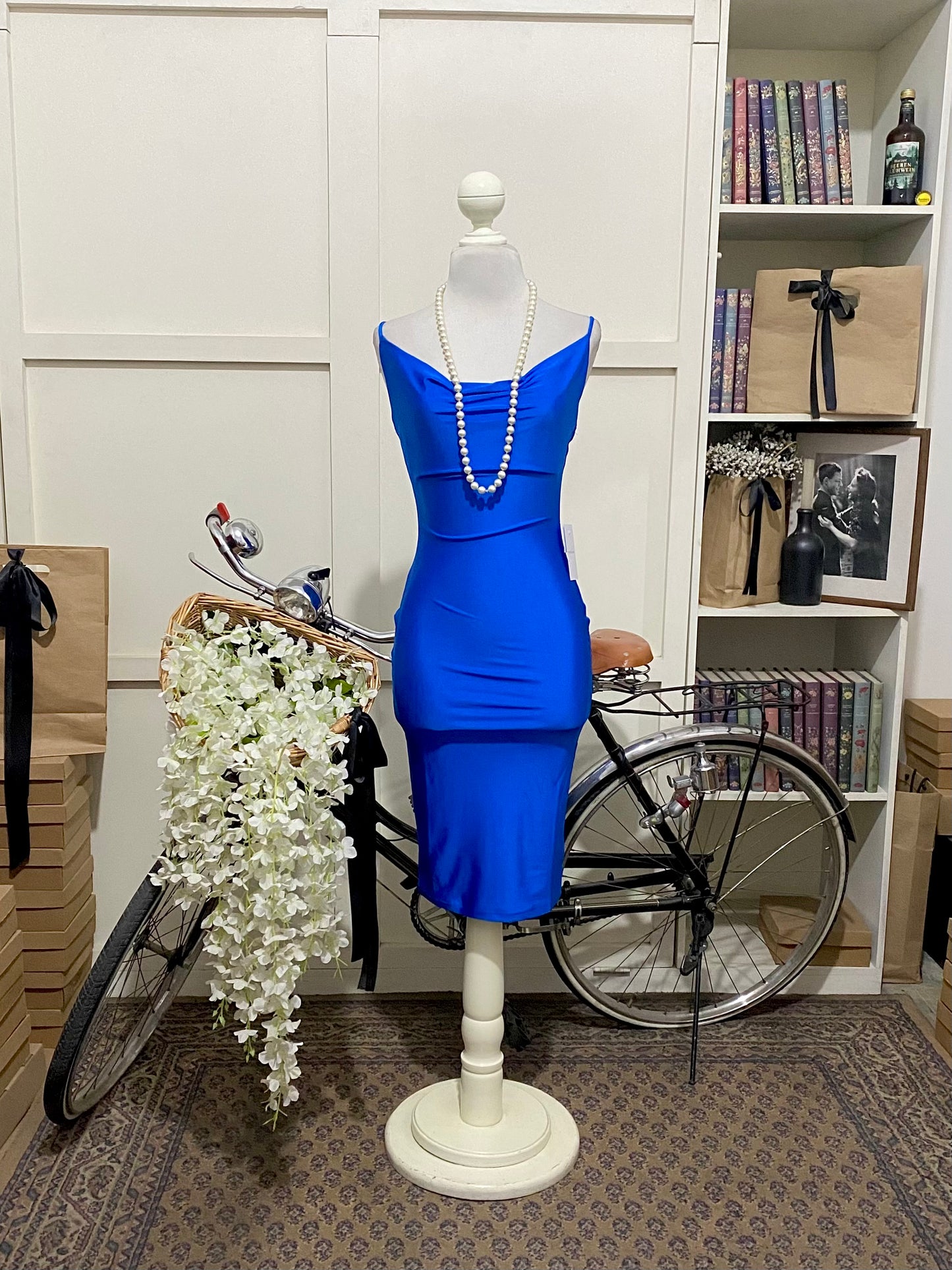 Perla, vestido corto ajustado azul rey o real tirantes