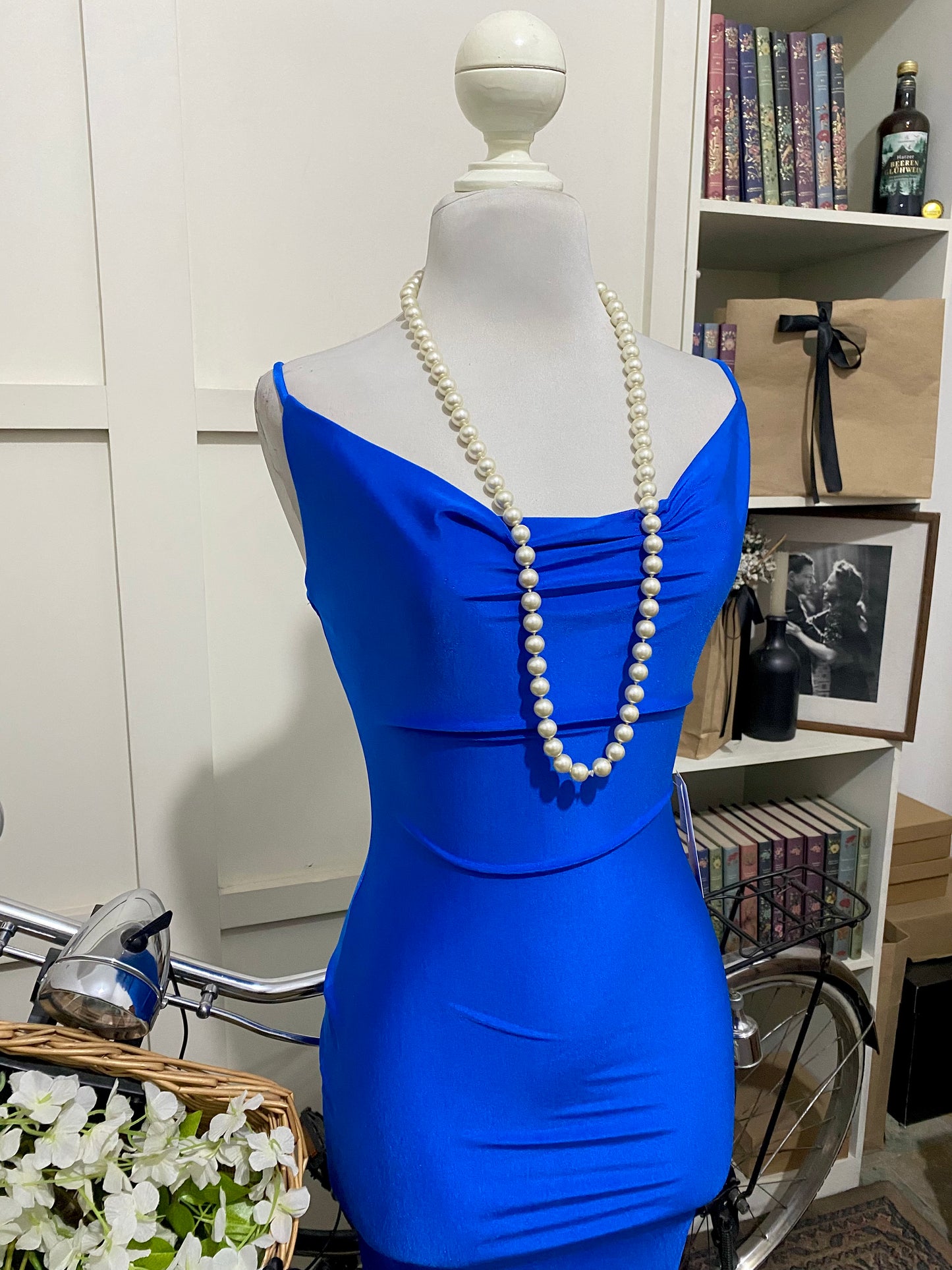 Perla, vestido corto ajustado azul rey o real tirantes