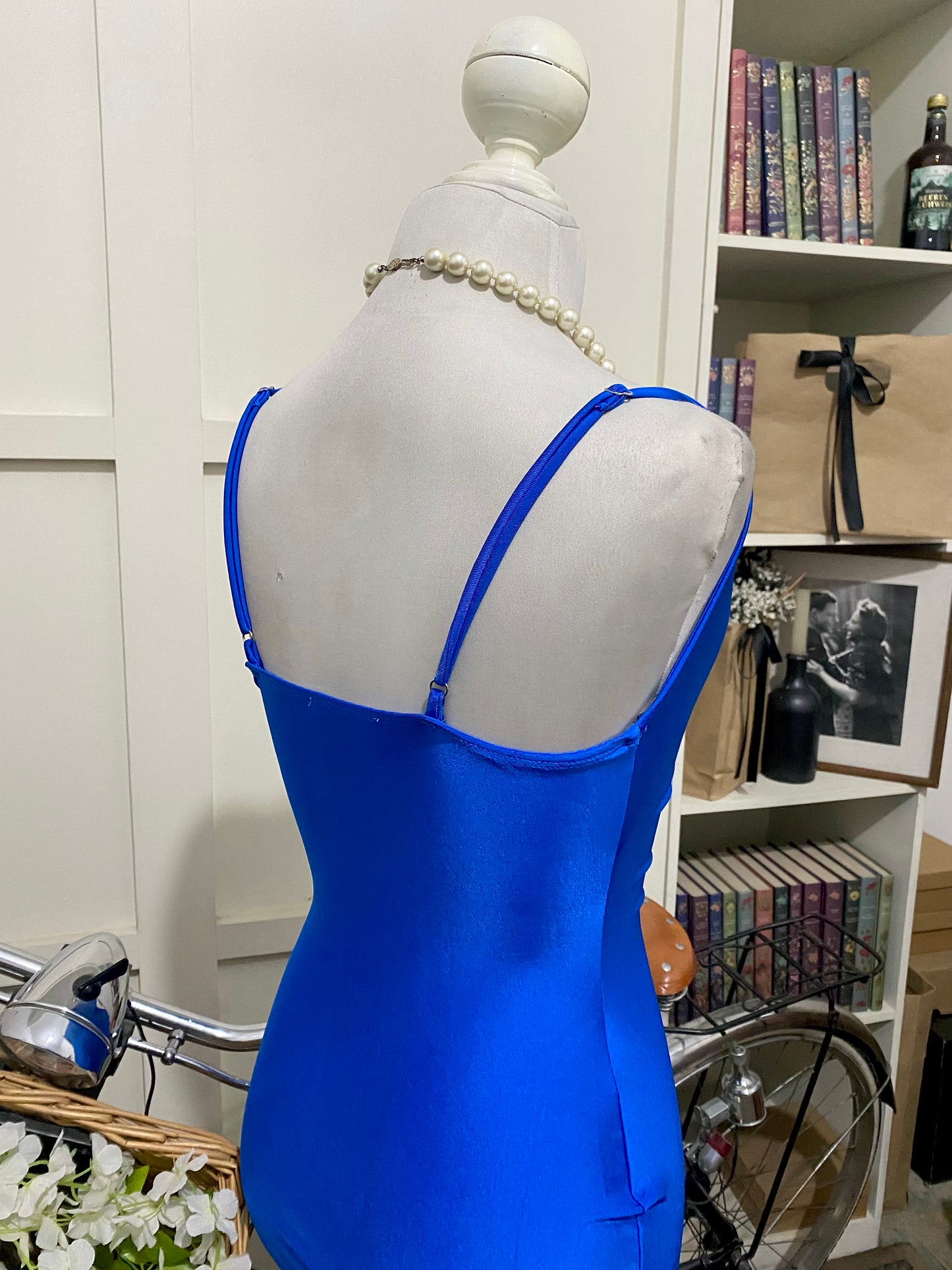 Perla, vestido corto ajustado azul rey o real tirantes