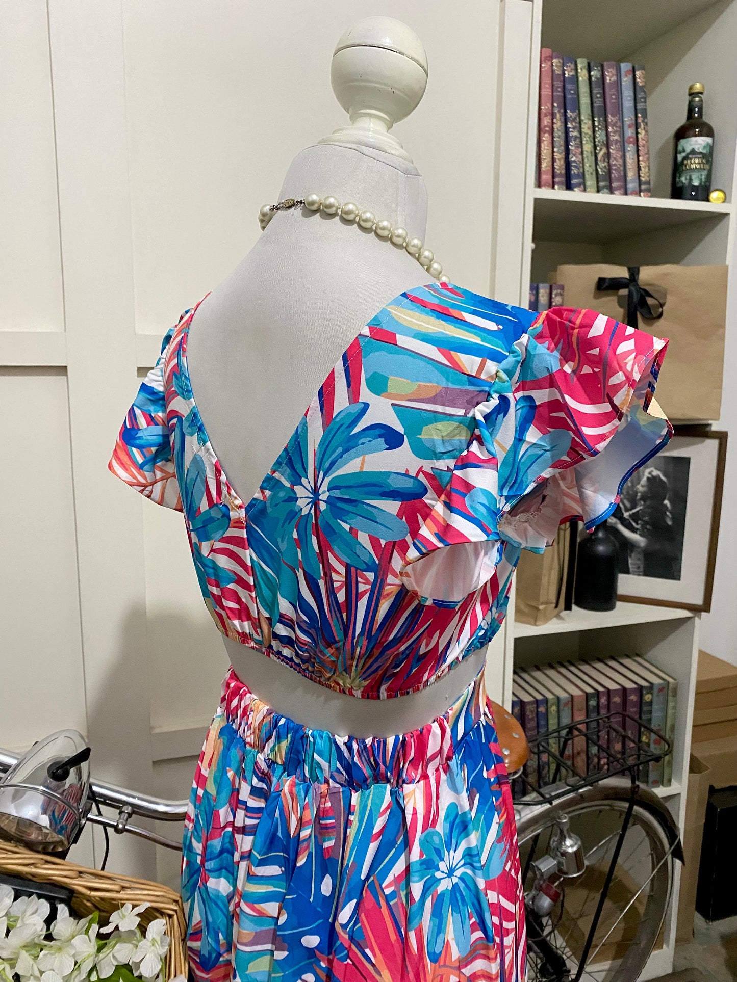 Dania, vestido largo línea A azul estampado sin manga