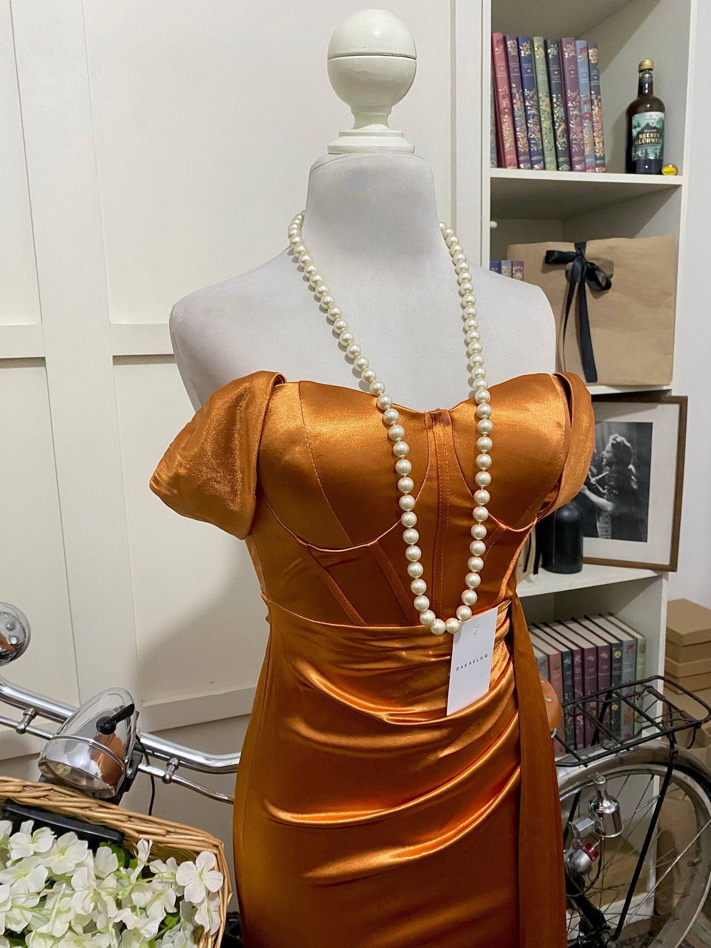 Vestido largo ajustado anaranjado hombros descubiertos manga caída
