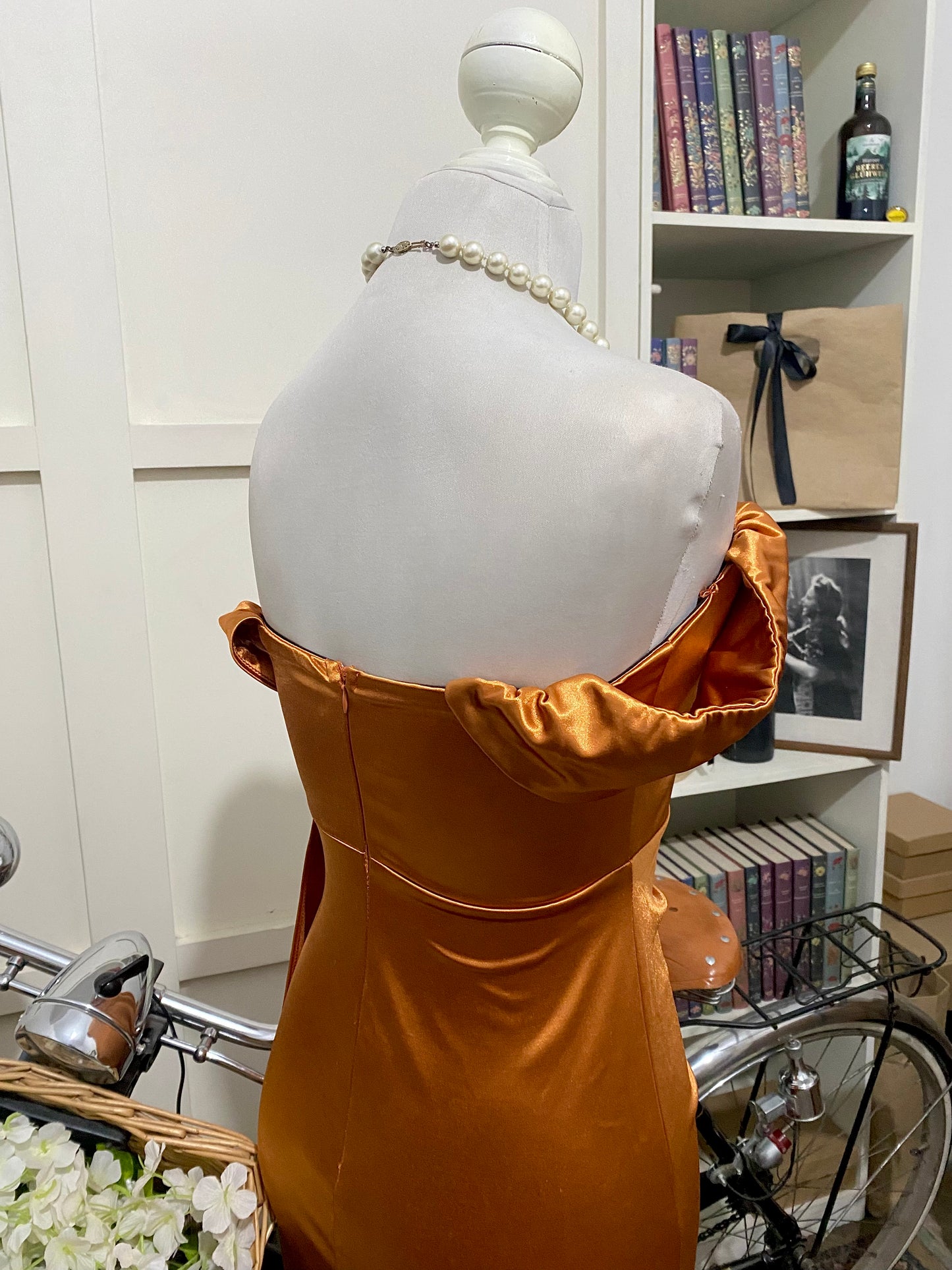 Vestido largo ajustado anaranjado hombros descubiertos manga caída
