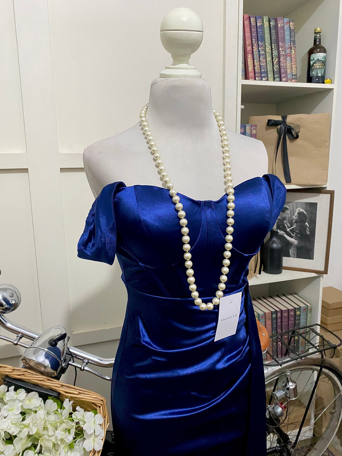 Vestido largo ajustado azul marino hombros descubiertos manga caída