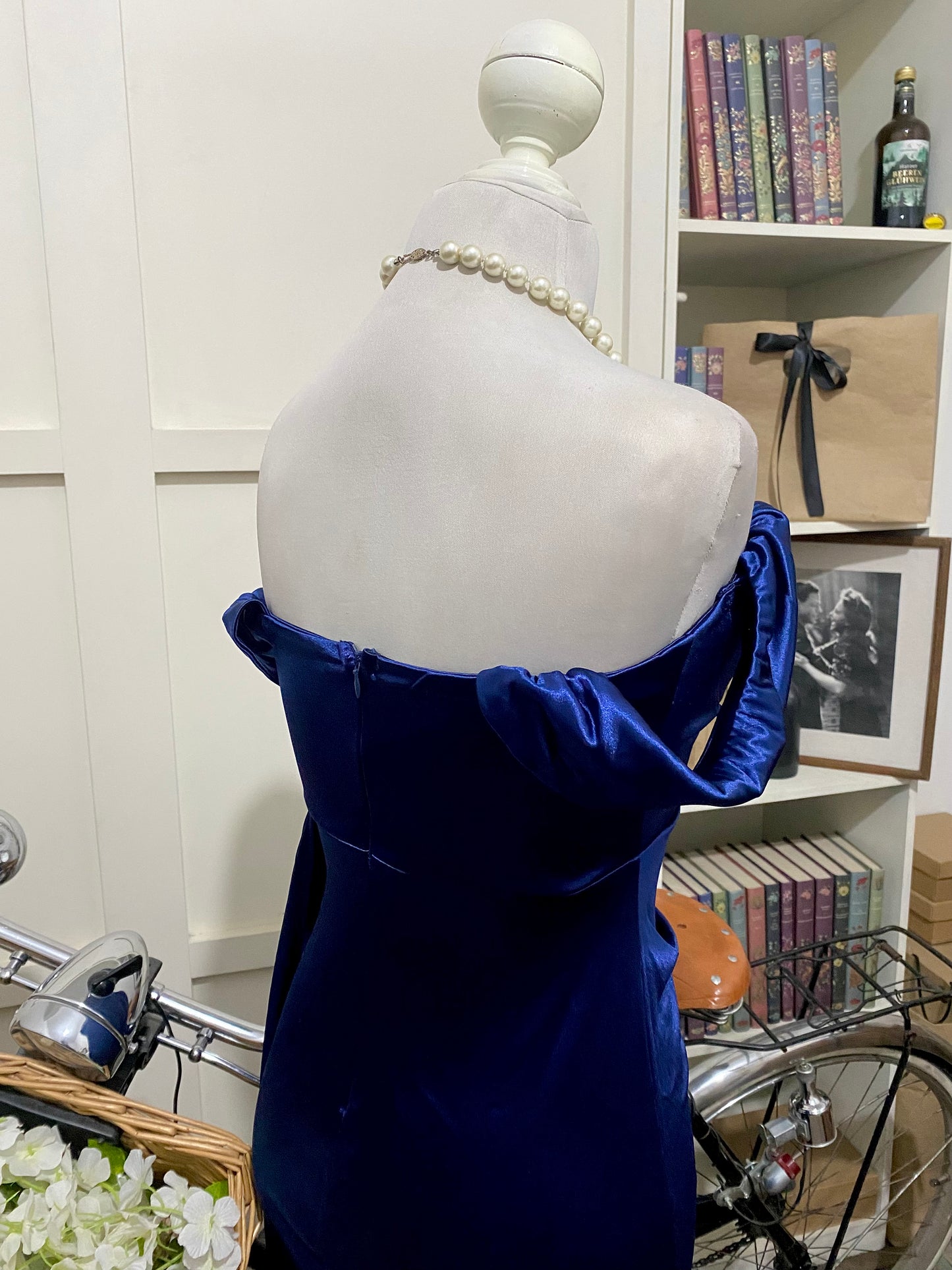 Vestido largo ajustado azul marino hombros descubiertos manga caída