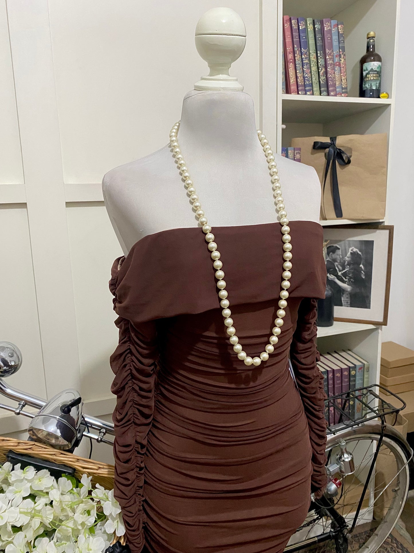 Vestido midi ajustado café oscuro hombros descubiertos manga larga