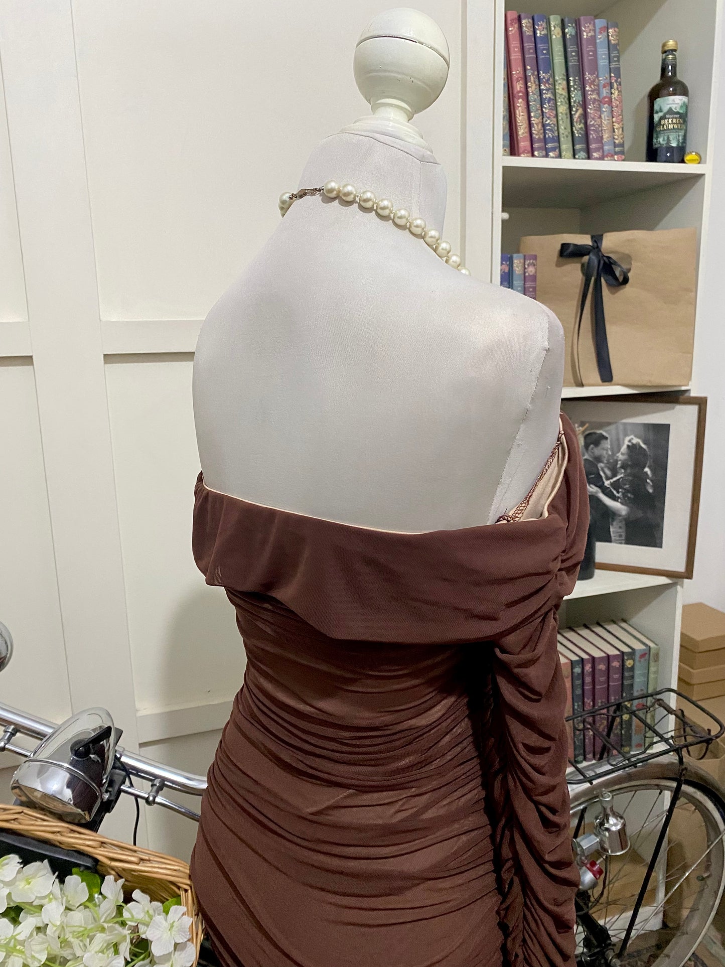 Vestido midi ajustado café oscuro hombros descubiertos manga larga
