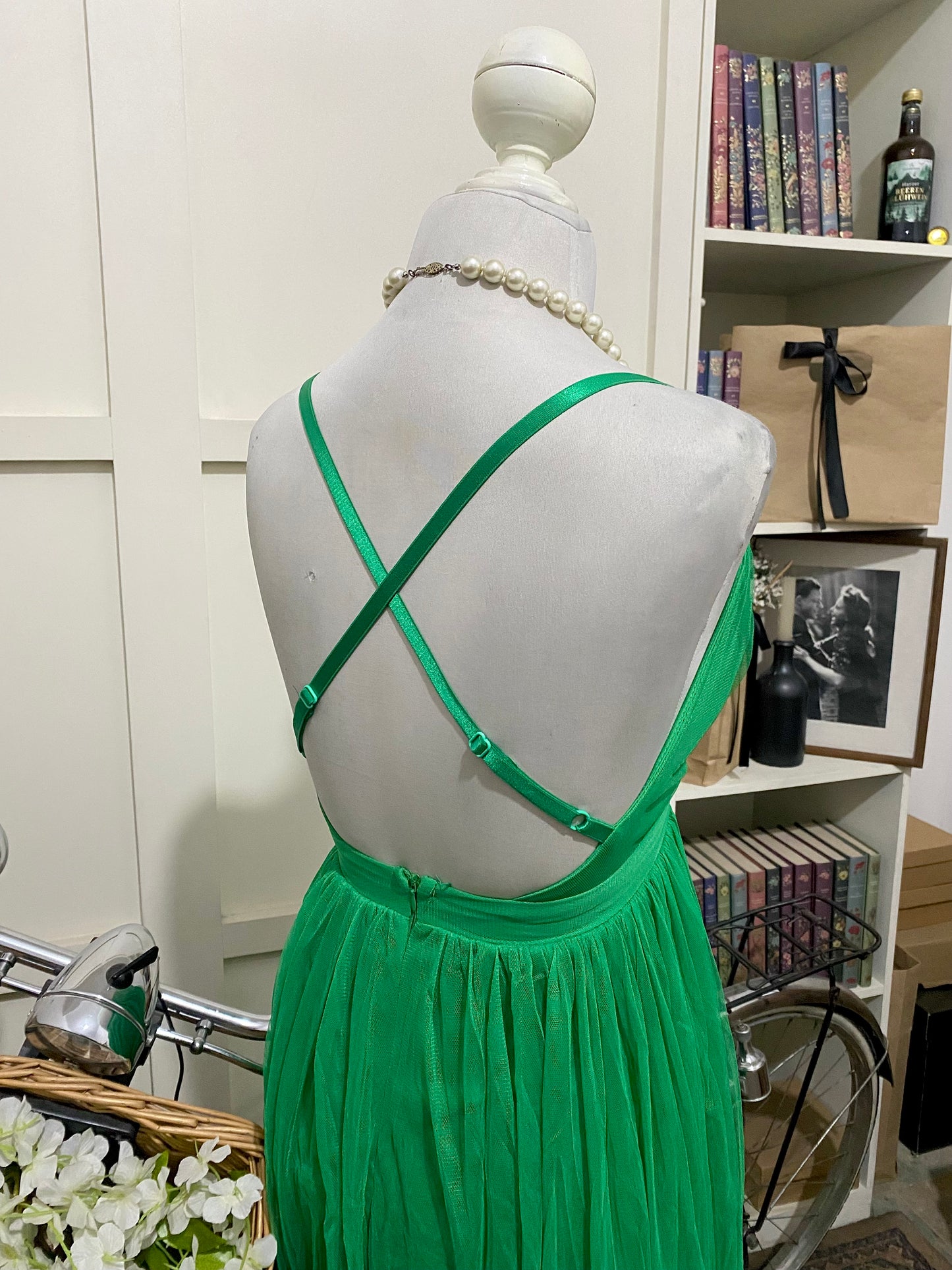 Edith, vestido largo línea A verde tirantes