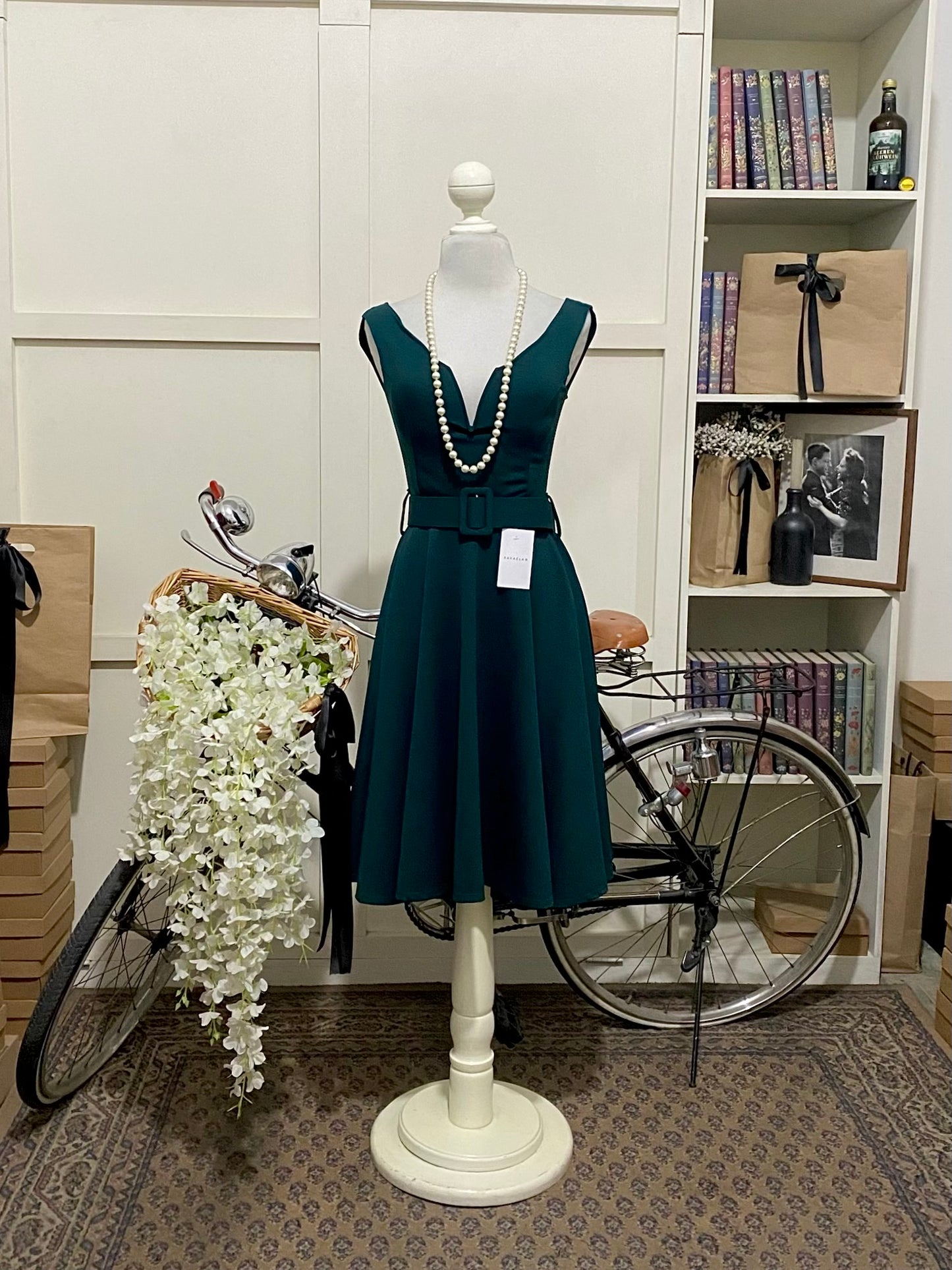 Julissa, vestido corto línea A verde oscuro tirantes