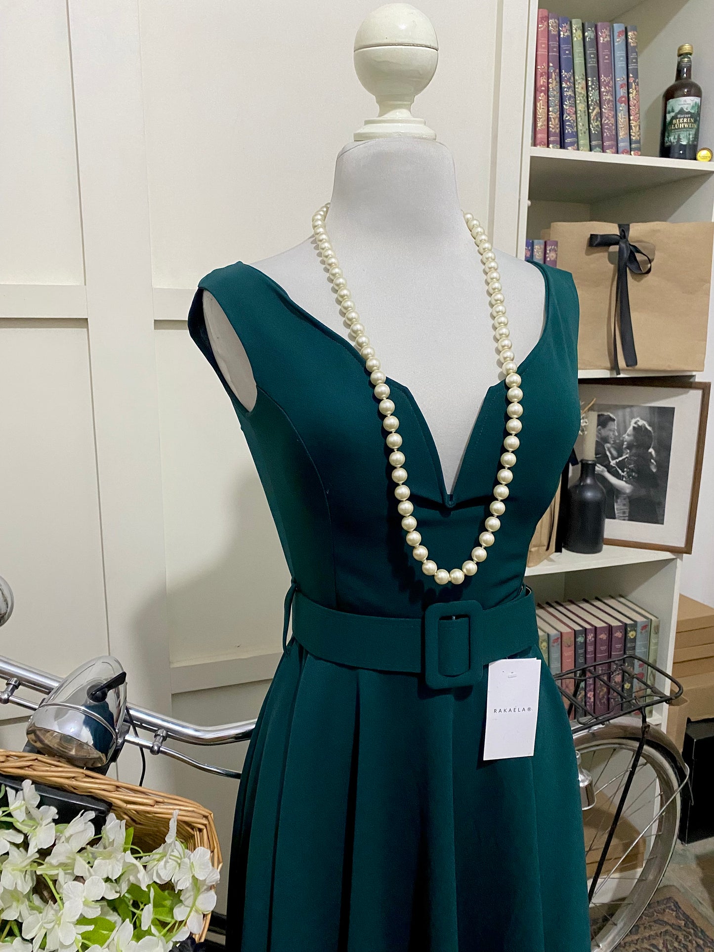 Julissa, vestido corto línea A verde oscuro tirantes