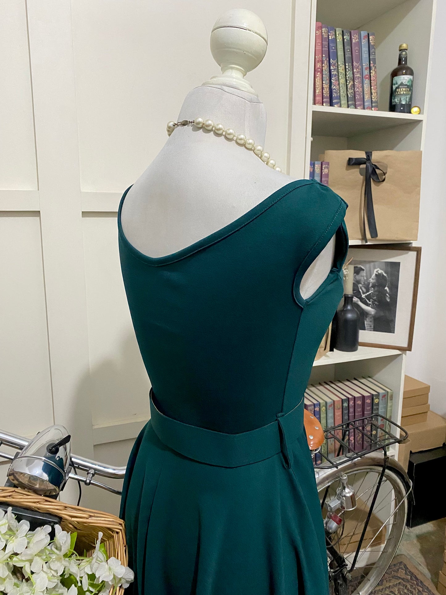Julissa, vestido corto línea A verde oscuro tirantes