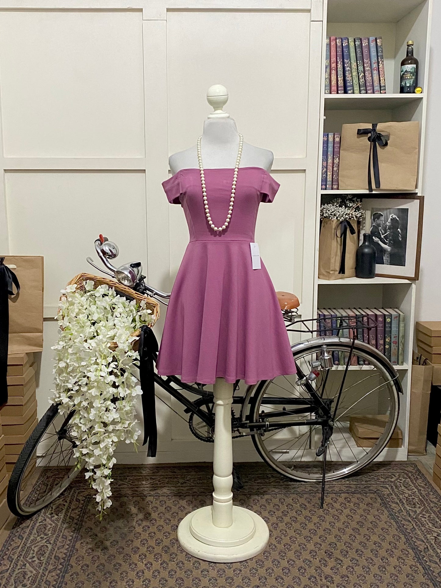 Carlota, vestido corto línea A mauve hombros descubiertos