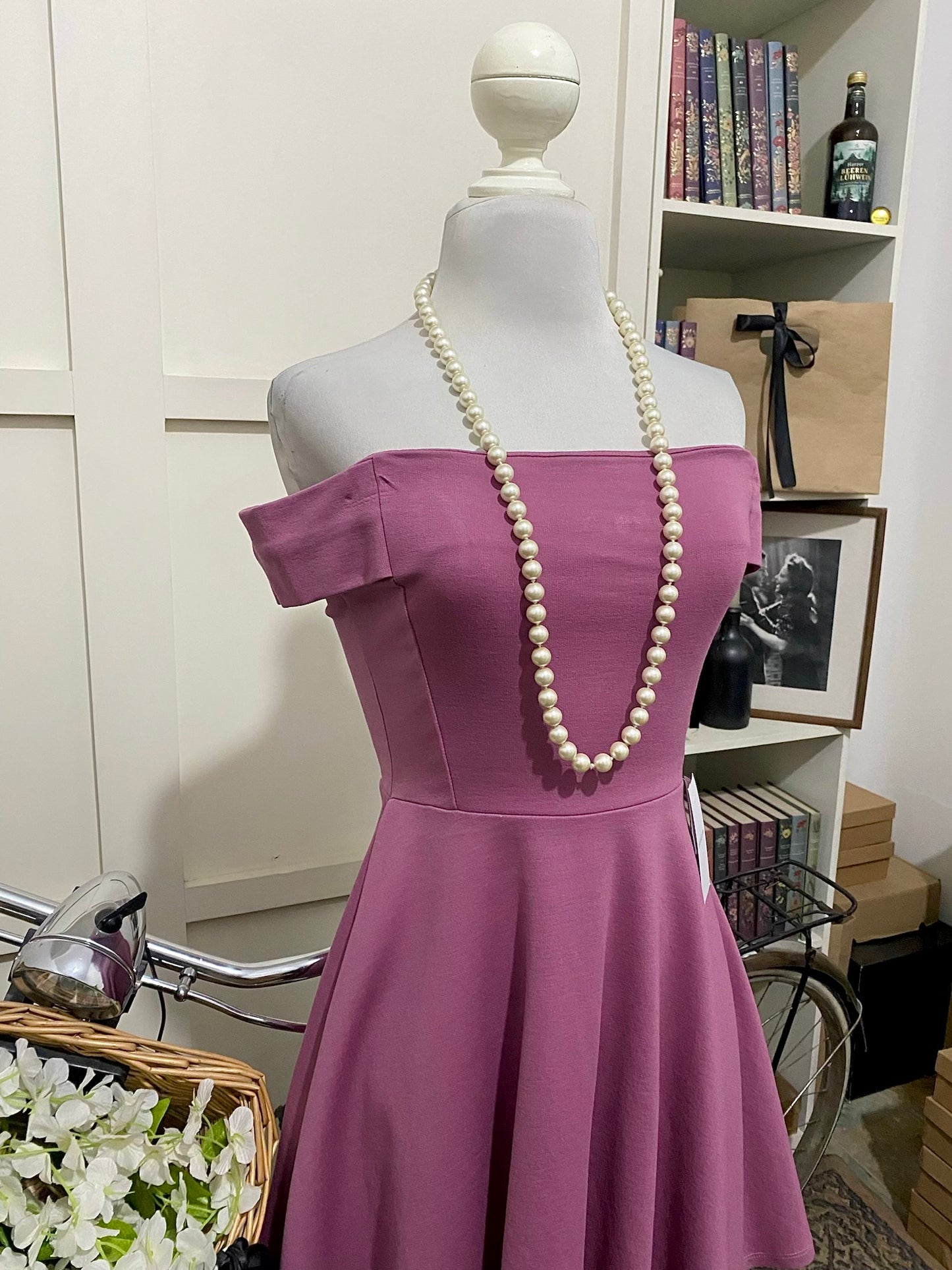 Carlota, vestido corto línea A mauve hombros descubiertos