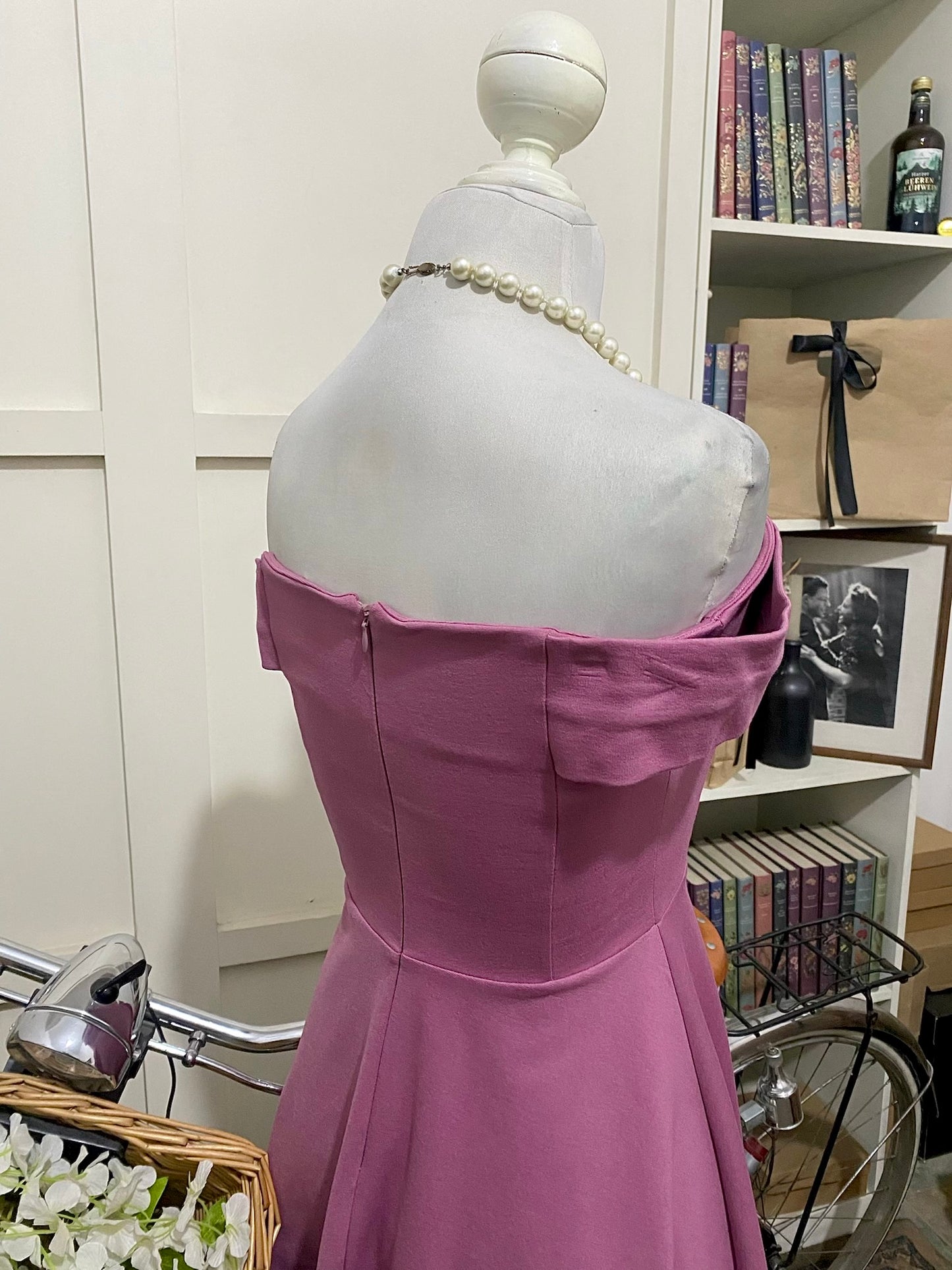 Carlota, vestido corto línea A mauve hombros descubiertos