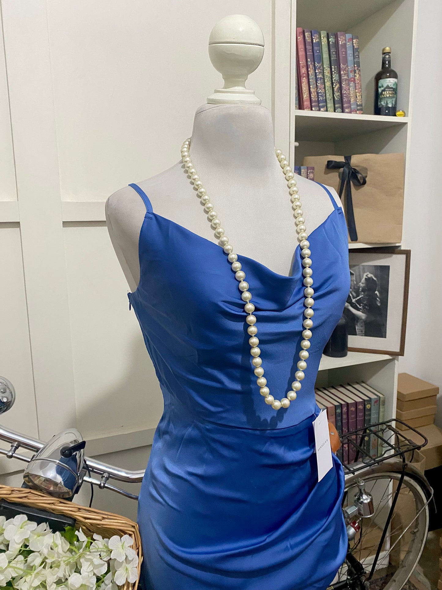 Vestido midi ajustado neblina azul tirantes