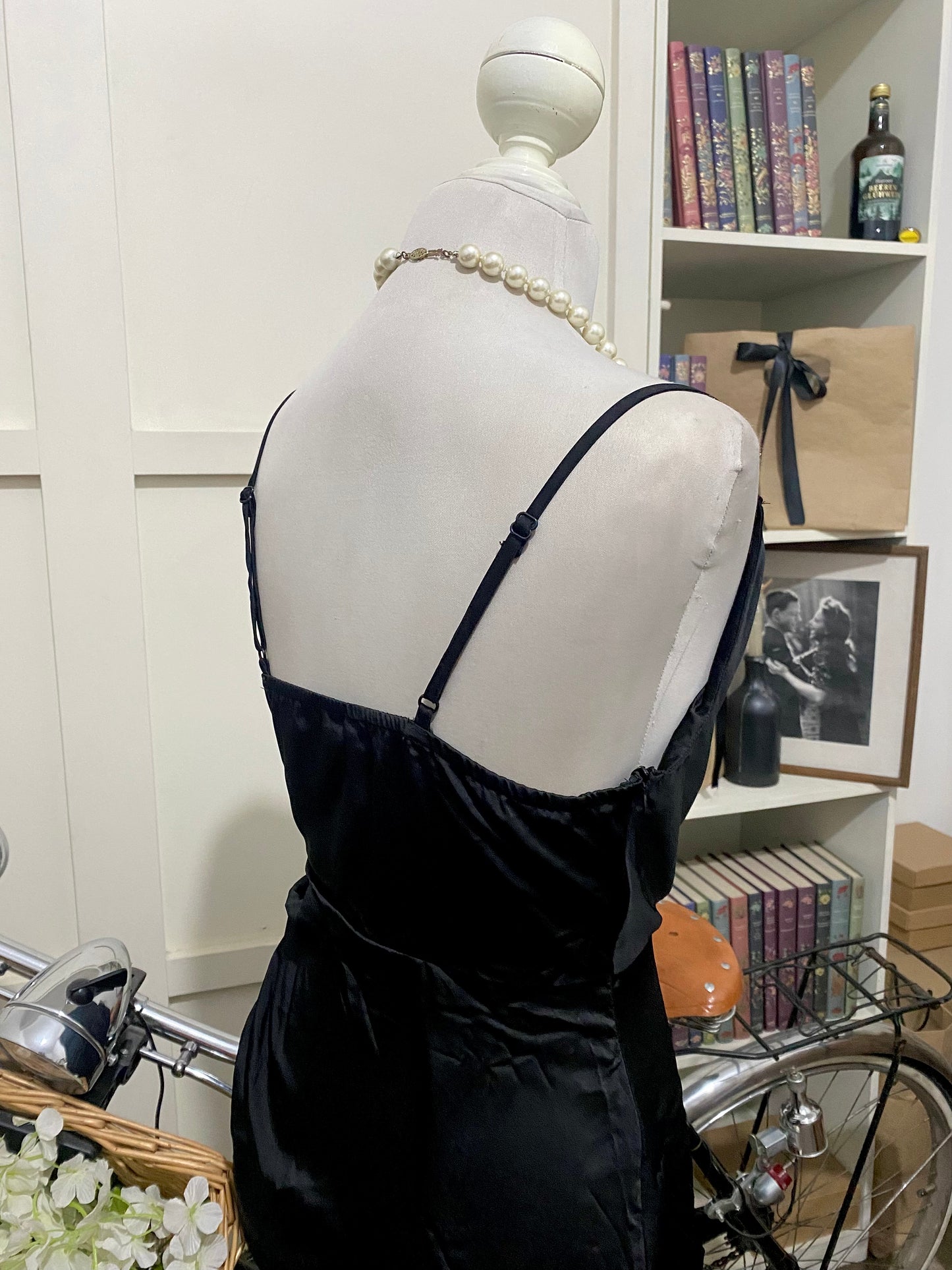 Vestido midi ajustado negro tirantes