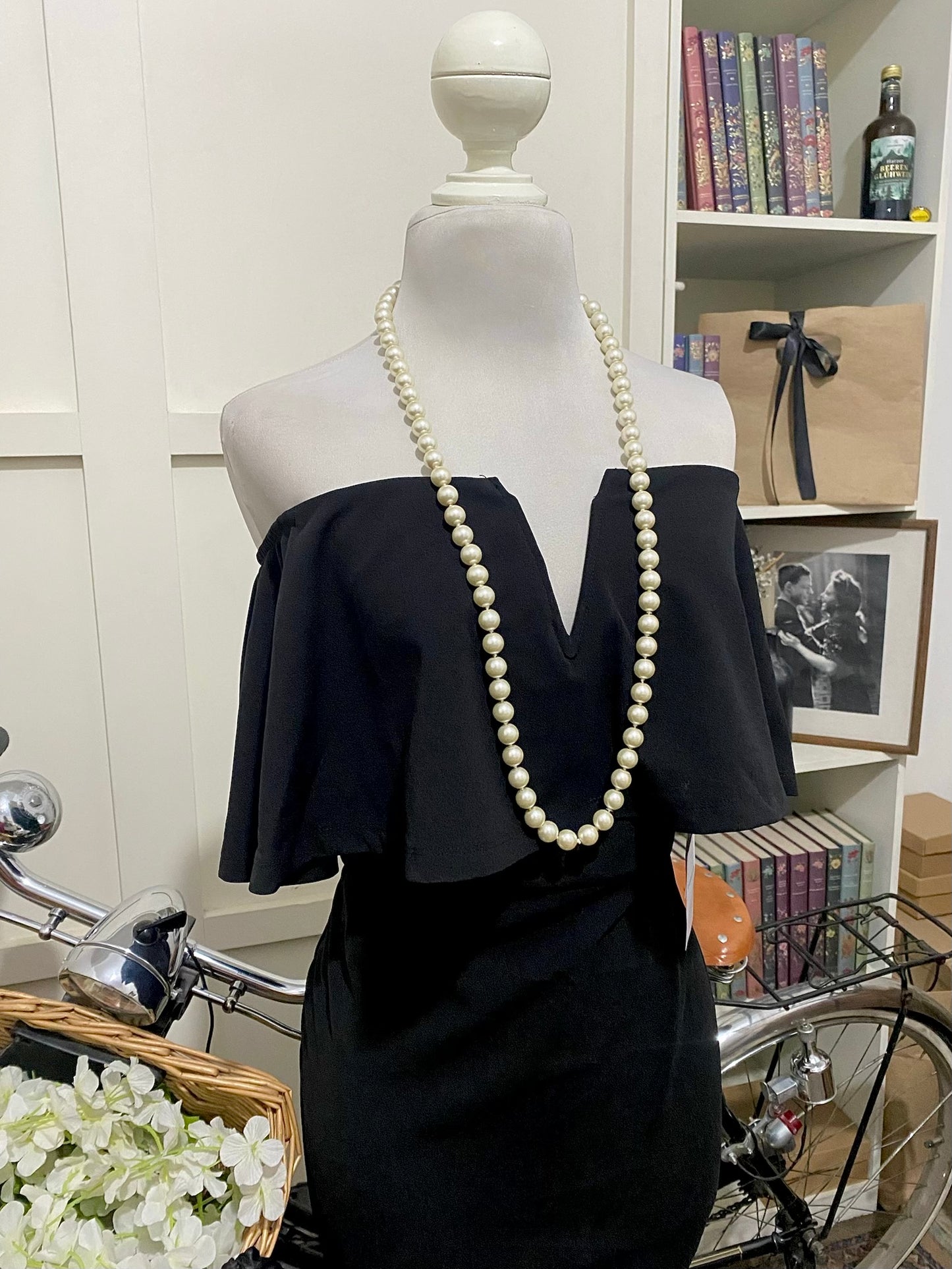 Vestido midi ajustado negro hombros descubiertos