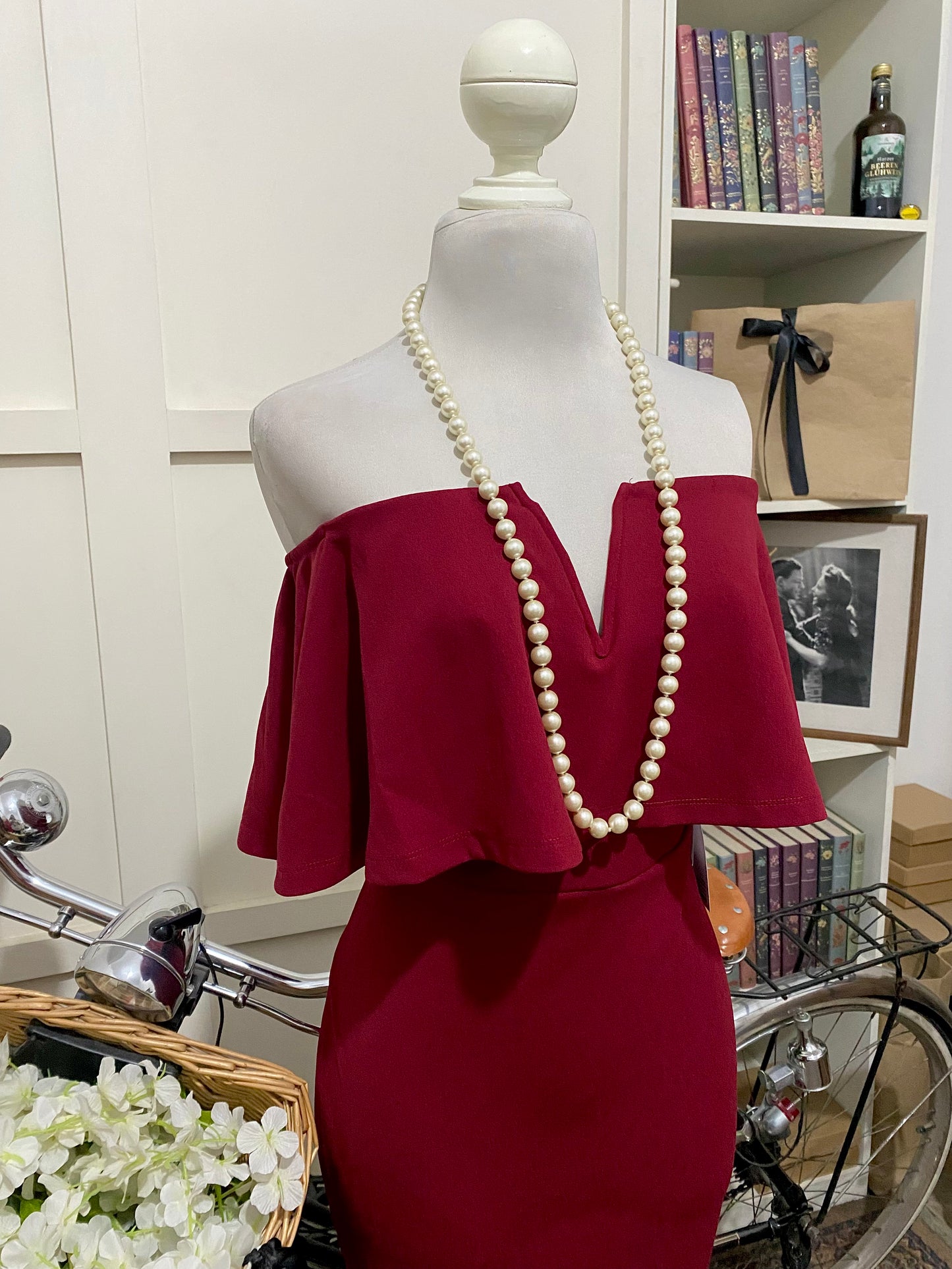 Vestido midi ajustado burdeos o tinto hombros descubiertos