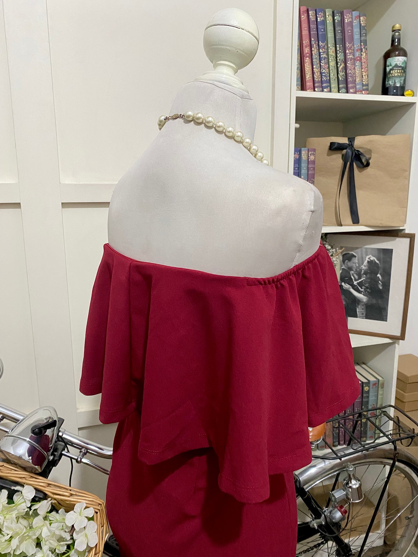 Vestido midi ajustado burdeos o tinto hombros descubiertos