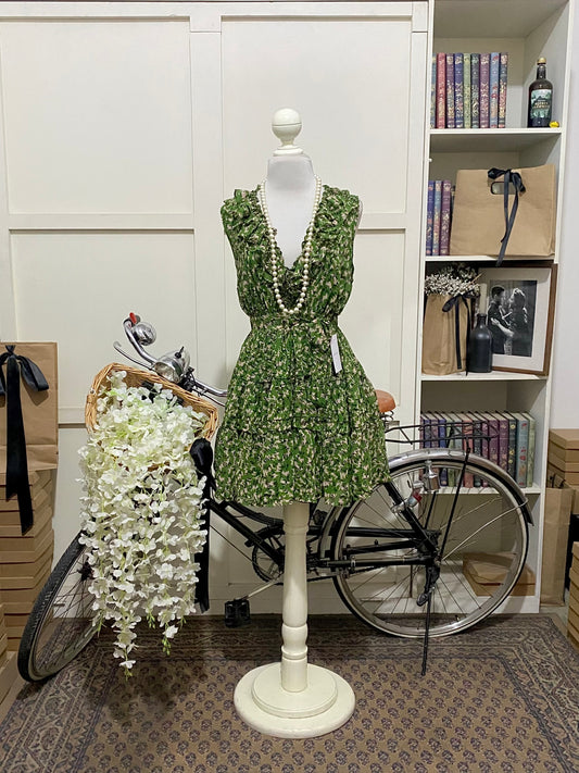 Tafne, vestido corto línea A verde estampado sin manga