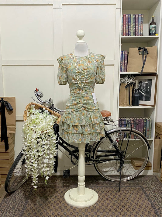 Portia, vestido corto semi ajustado verde flores manga corta
