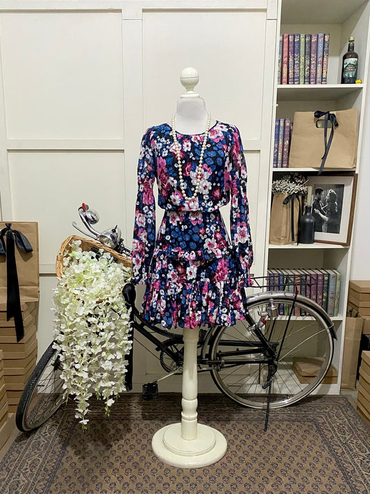 Ikia, vestido corto línea A negro flores manga larga