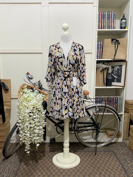Gienna, vestido corto línea A negro flores manga corta