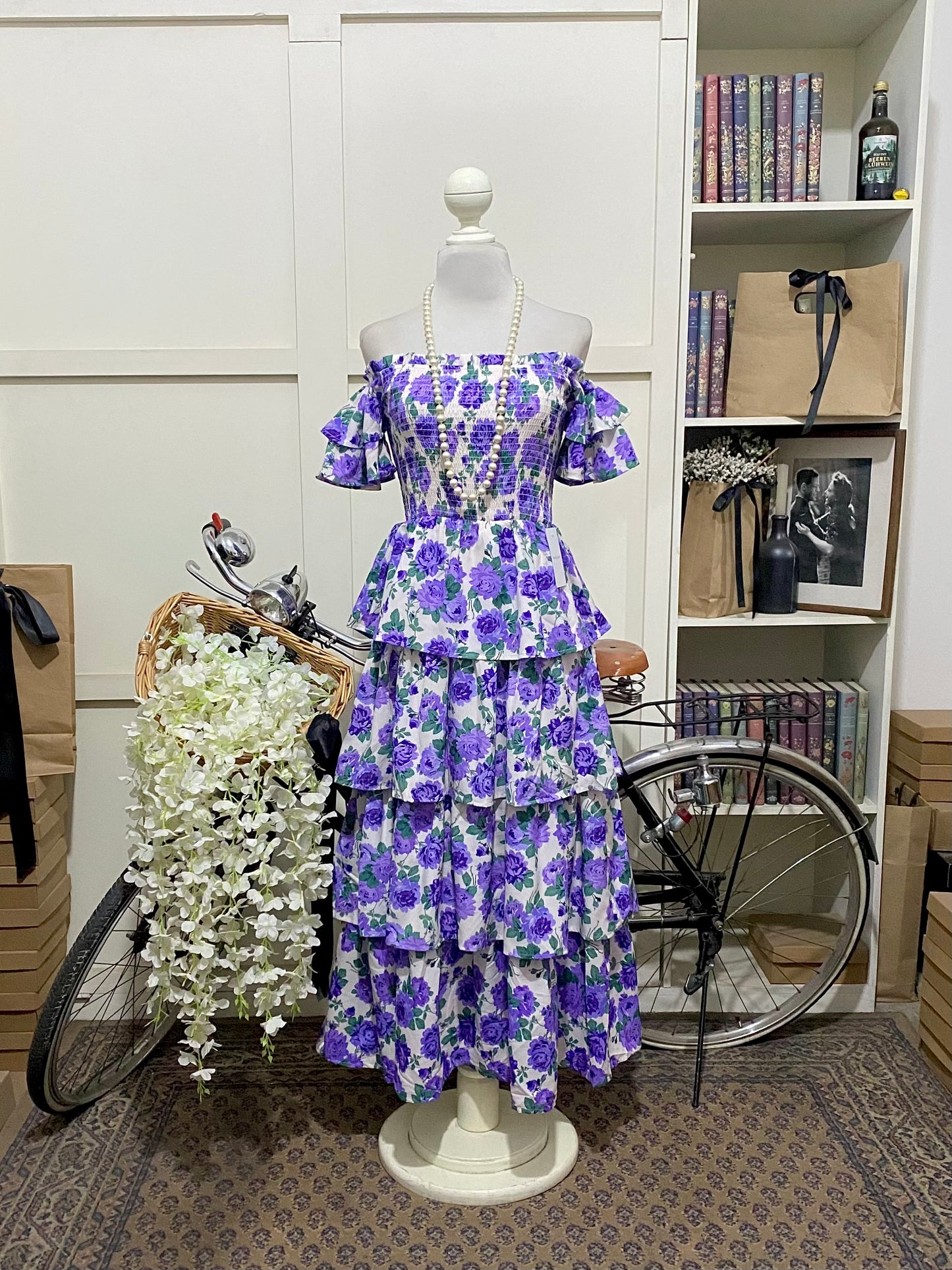 Damaris, vestido midi línea A blanco flores hombros descubiertos manga corta