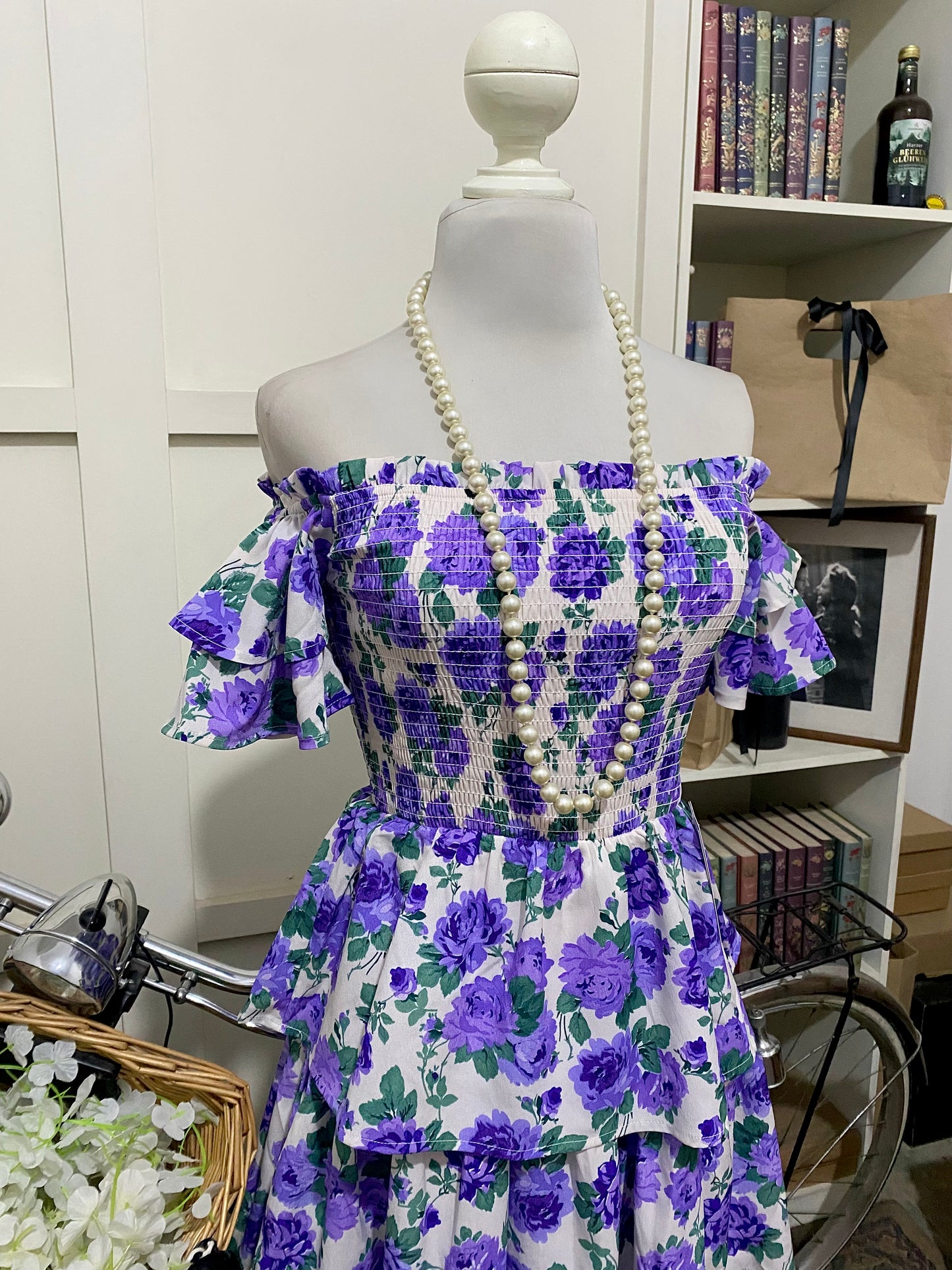 Damaris, vestido midi línea A blanco flores hombros descubiertos manga corta