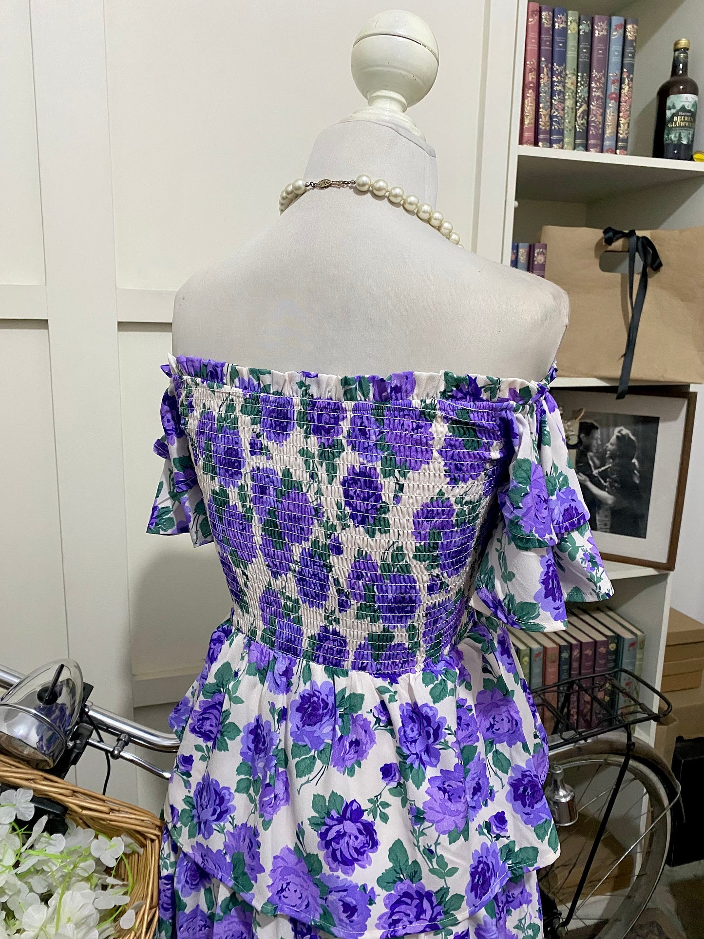 Damaris, vestido midi línea A blanco flores hombros descubiertos manga corta