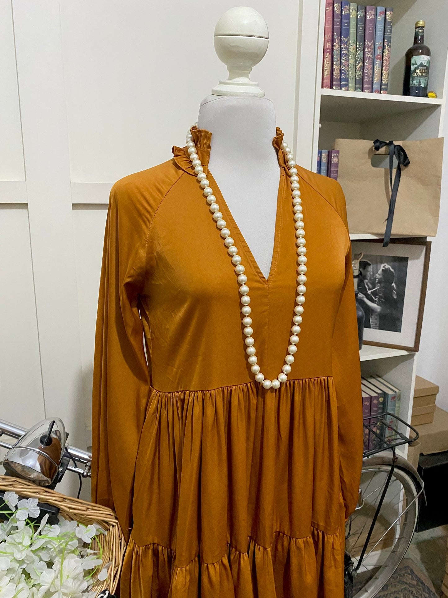 Luján, vestido corto línea A marrón manga larga