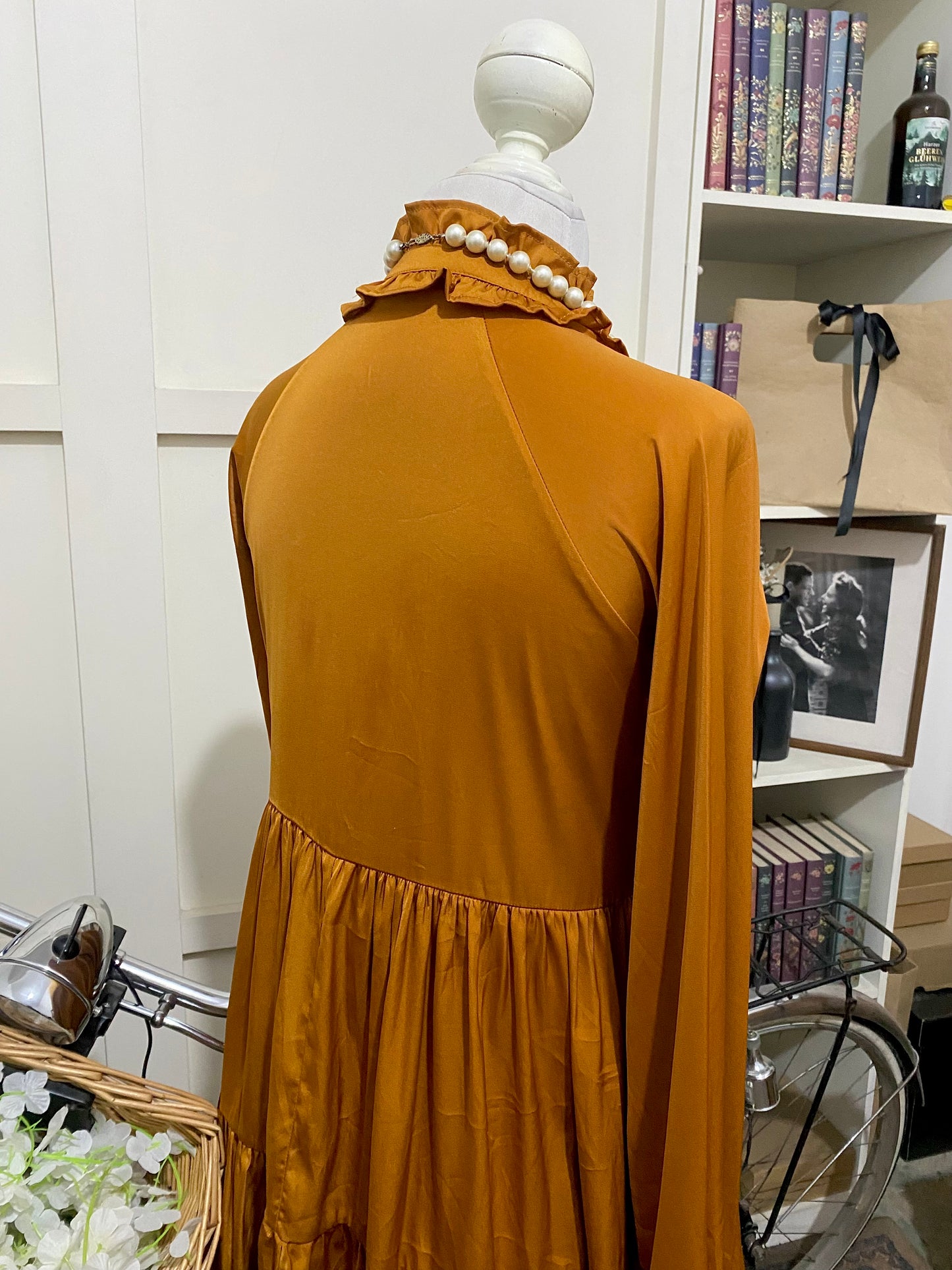 Luján, vestido corto línea A marrón manga larga