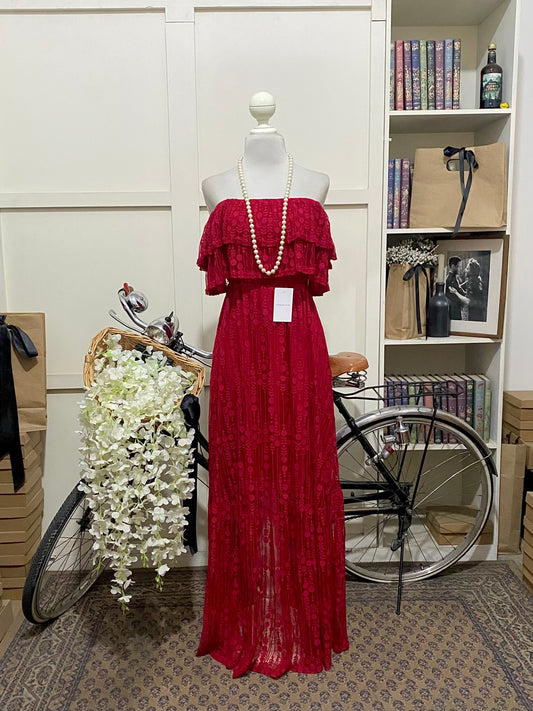 Aura, vestido largo línea A rojo hombros descubiertos