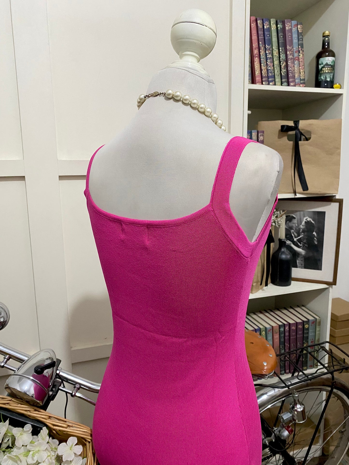 Vestido corto ajustado fucsia tirantes