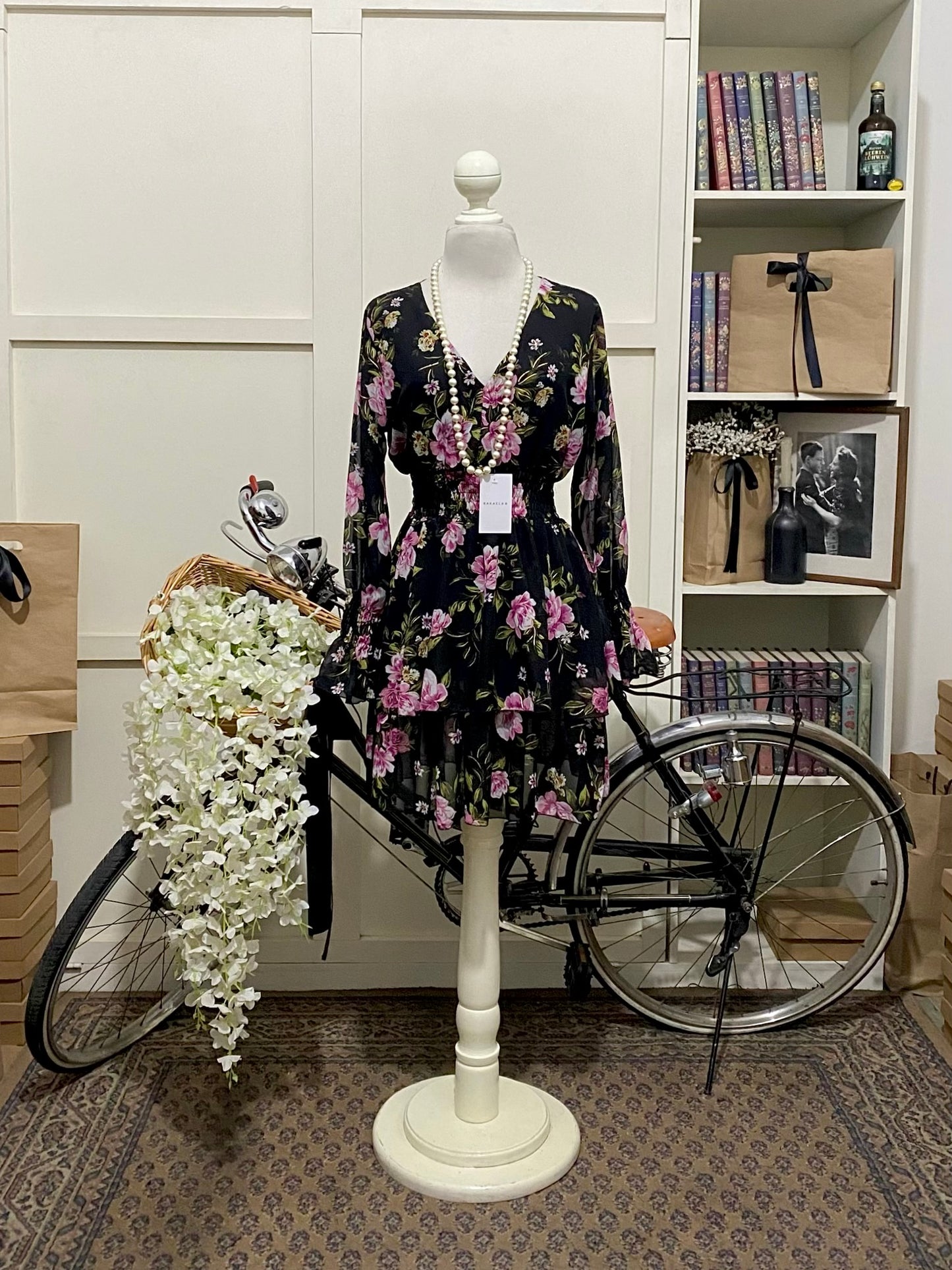 Vestido corto línea A negro flores manga larga