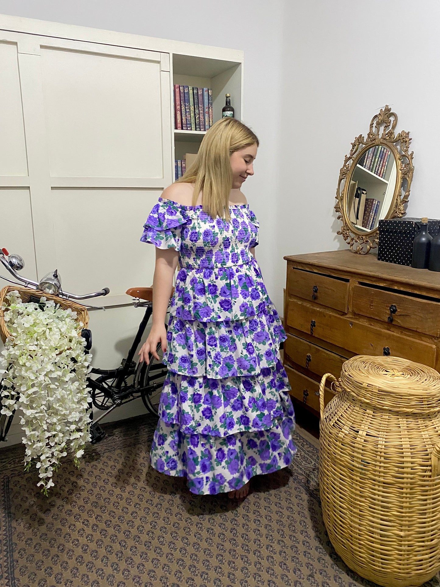 Damaris, vestido midi línea A blanco flores hombros descubiertos manga corta
