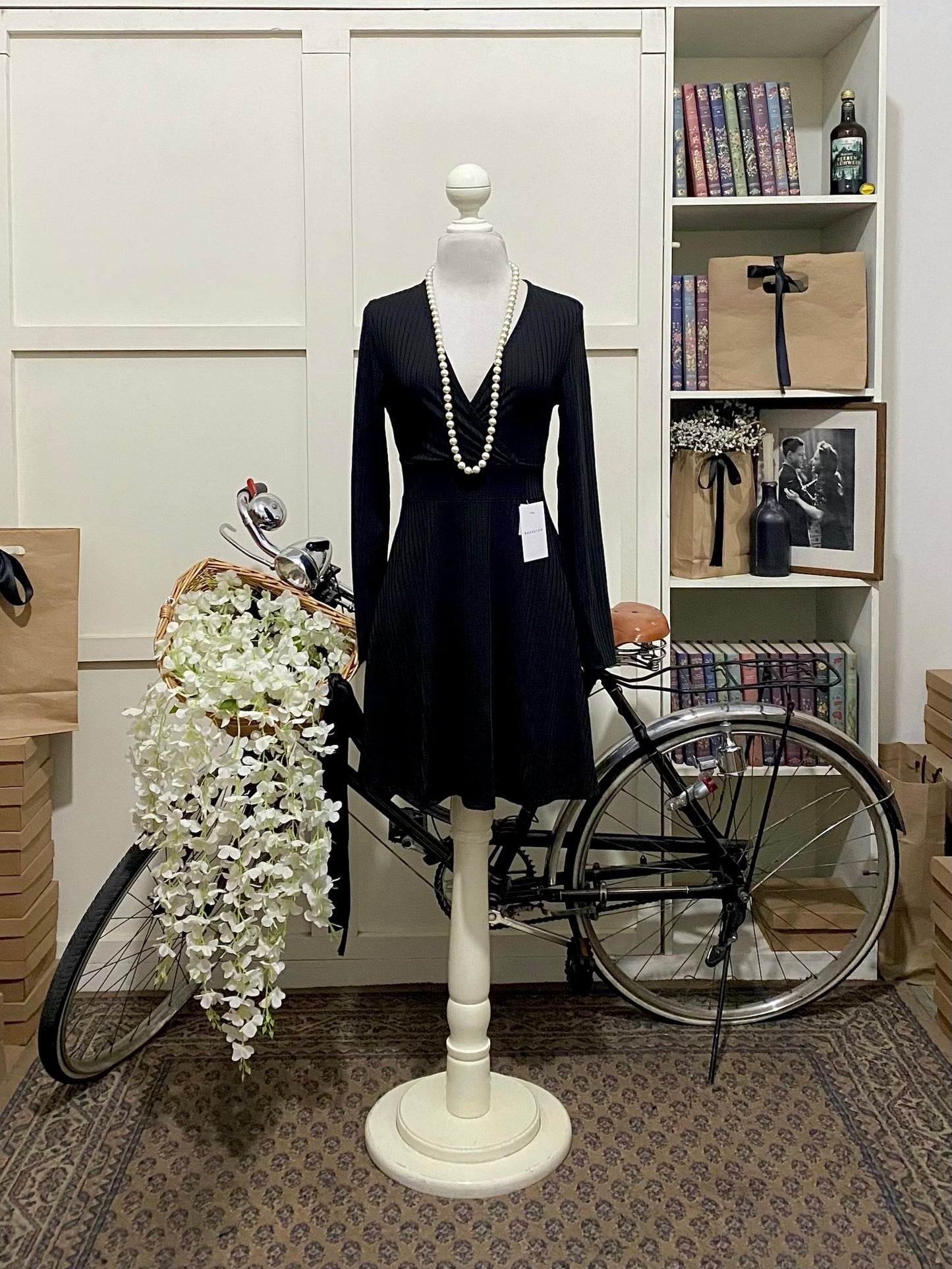 Vestido corto línea A negro manga larga