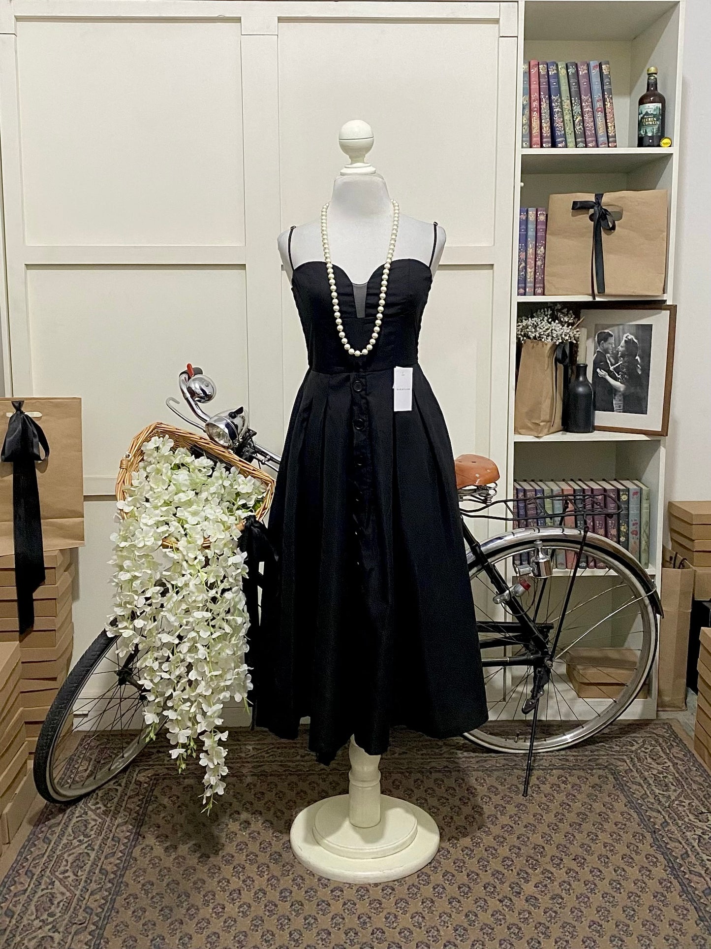 Saray, vestido midi línea A negro tirantes