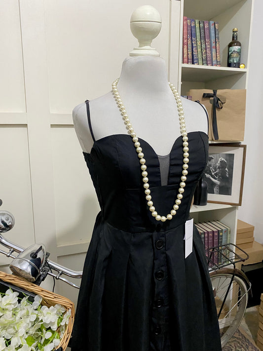 Saray, vestido midi línea A negro tirantes