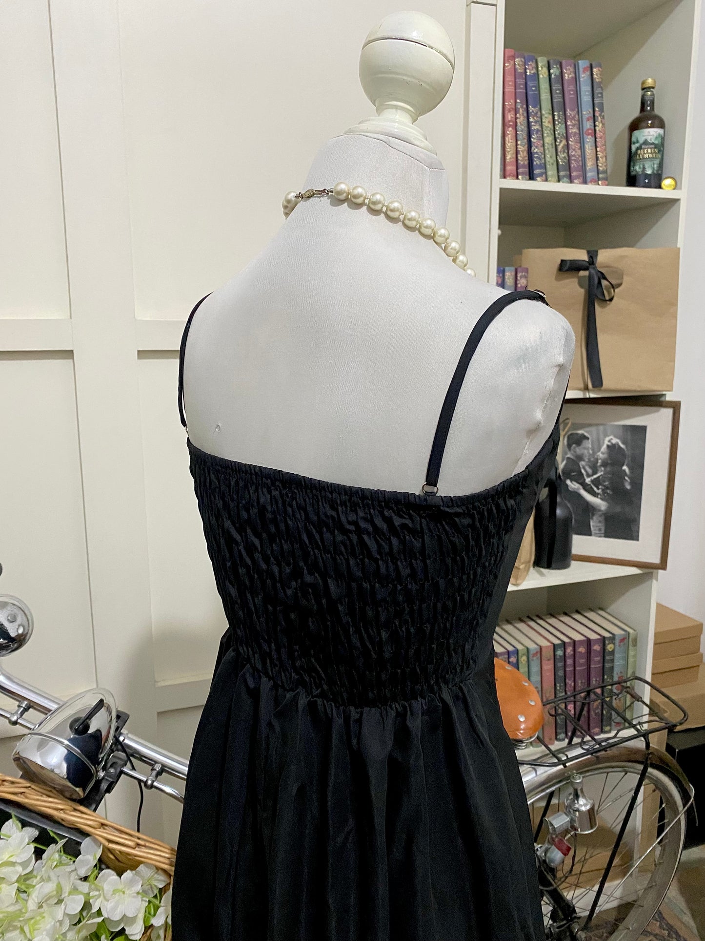 Saray, vestido midi línea A negro tirantes