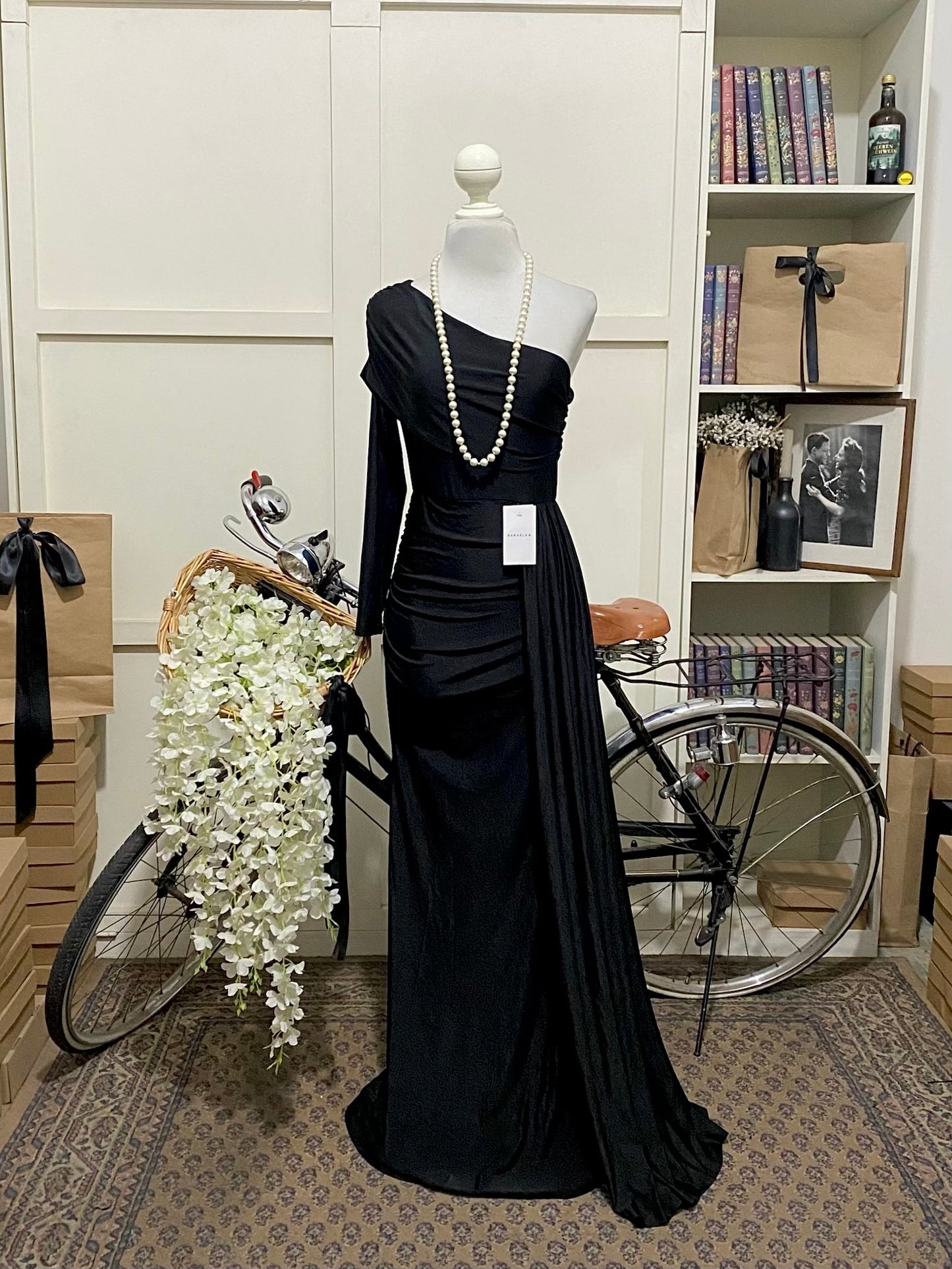 Valentina, vestido largo ajustado negro una manga larga