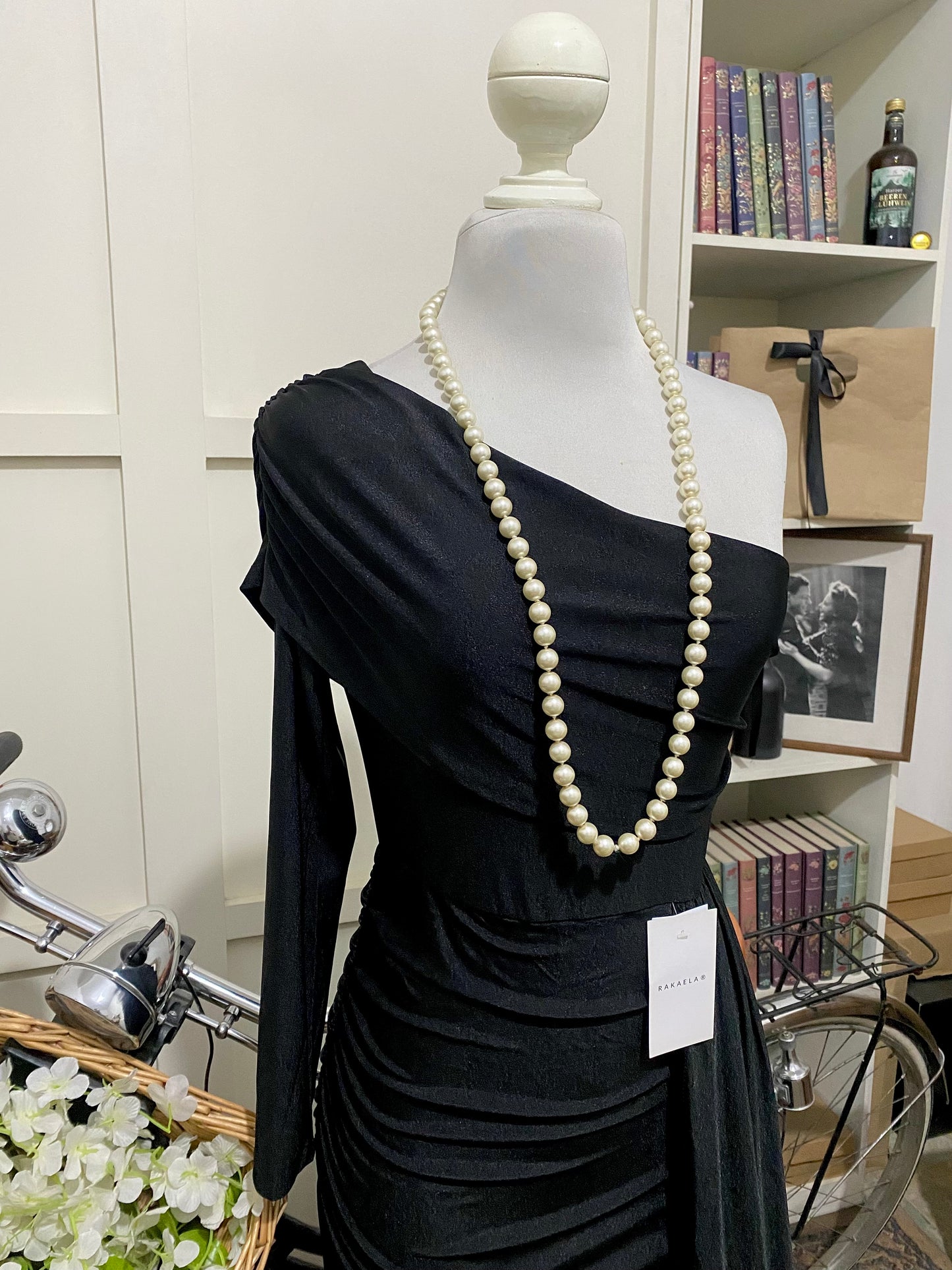 Valentina, vestido largo ajustado negro una manga larga