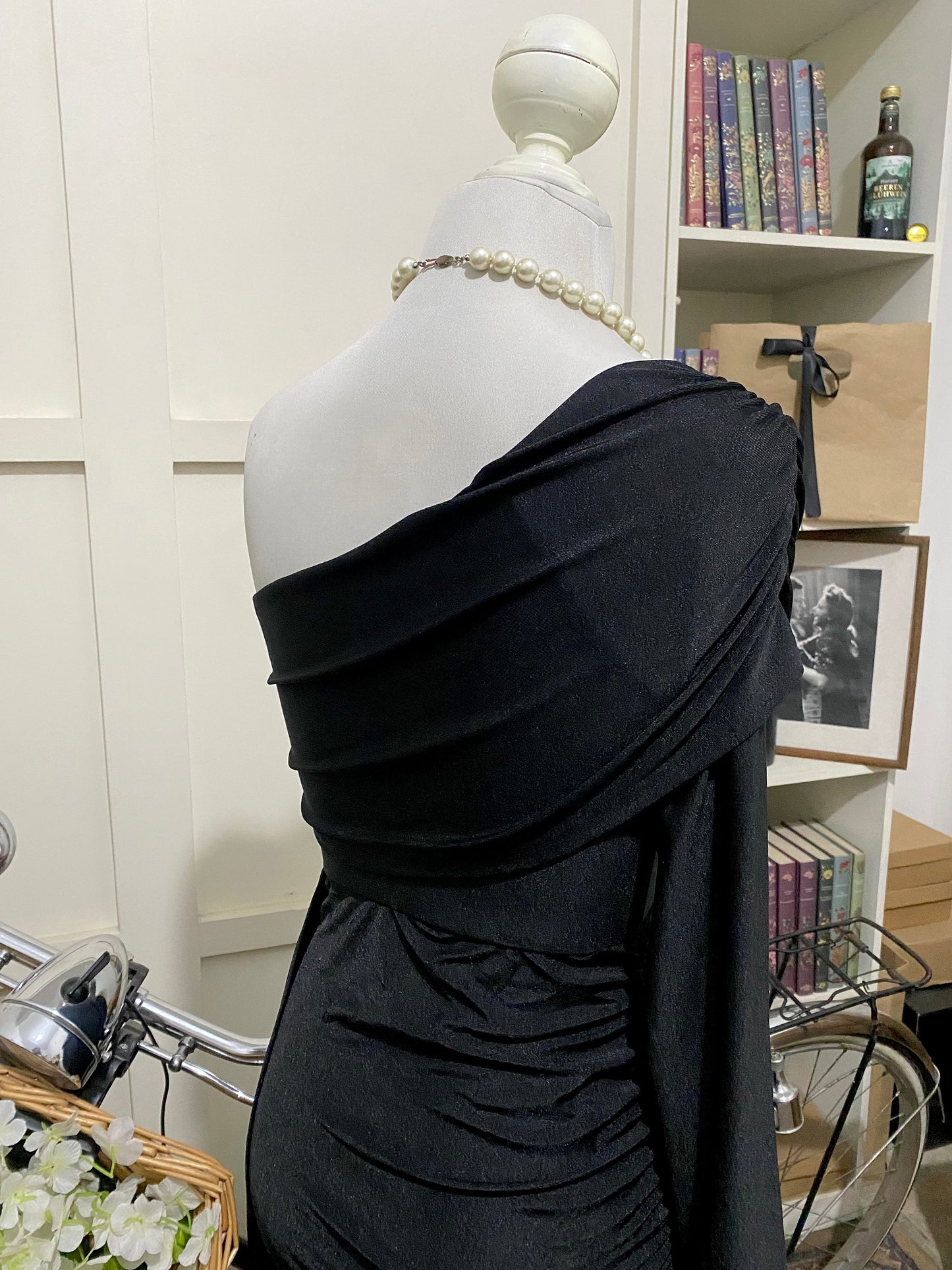 Valentina, vestido largo ajustado negro una manga larga