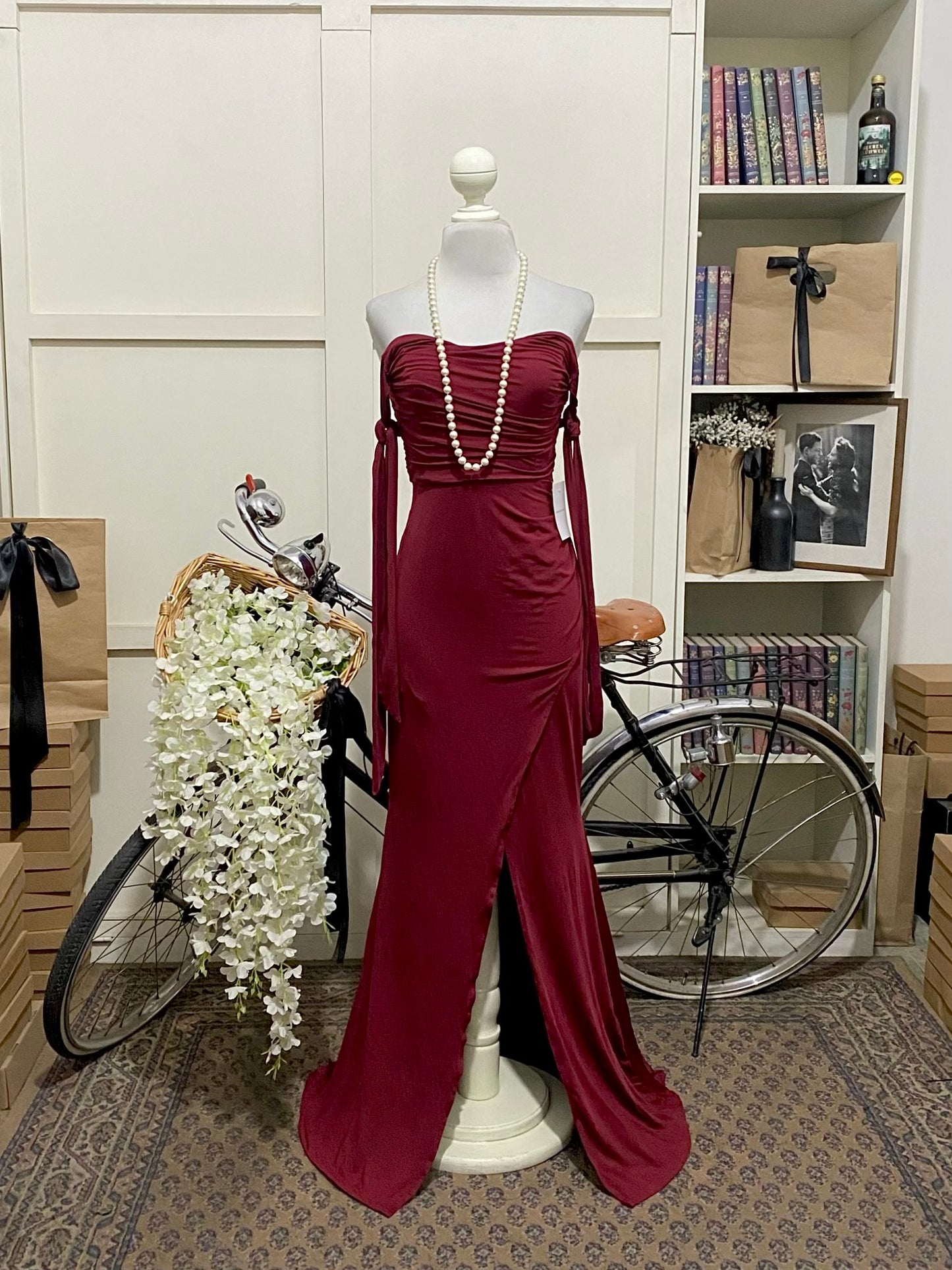 Lisa, vestido largo ajustado burdeos o tinto hombros descubiertos