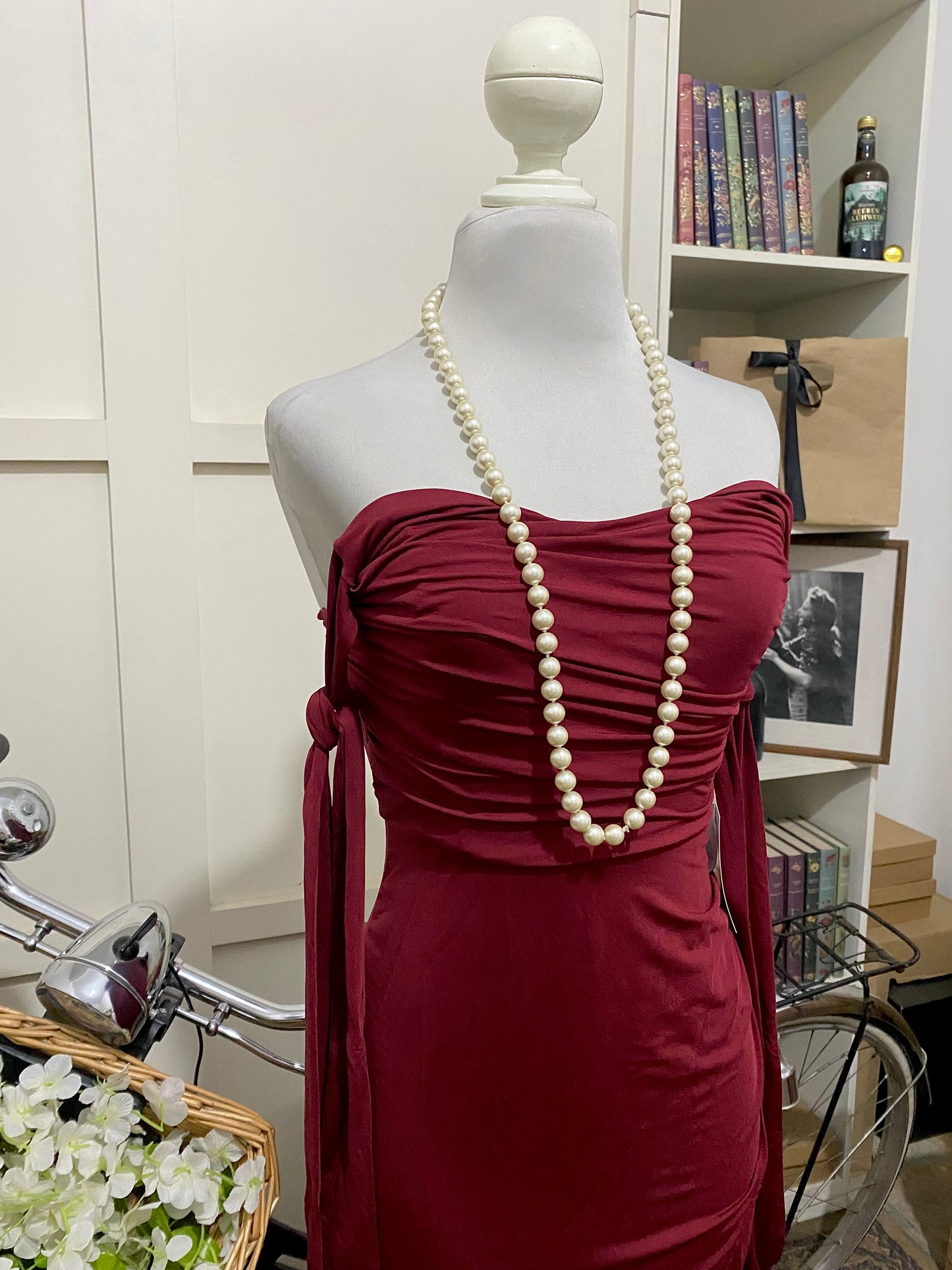 Lisa, vestido largo ajustado burdeos o tinto hombros descubiertos